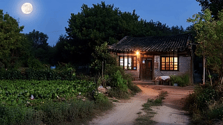 夜晚农村菜园小屋