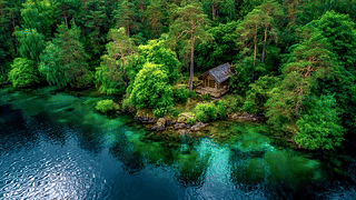 湖边小屋美丽自然风景