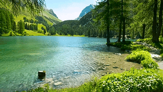 夏日高山湖泊