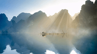 山水斜阳晨雾湖泊