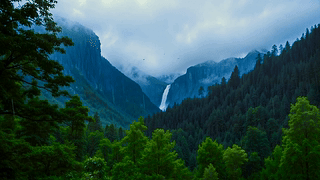 雨天高山云雾瀑布