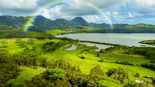 雨天彩虹高山湖泊