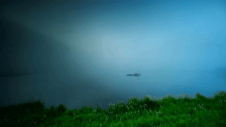 清晨雾水湖面小船