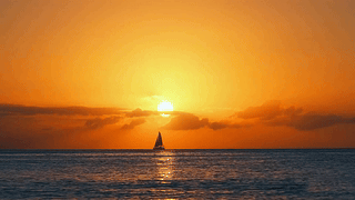 唯美夕阳海面孤舟