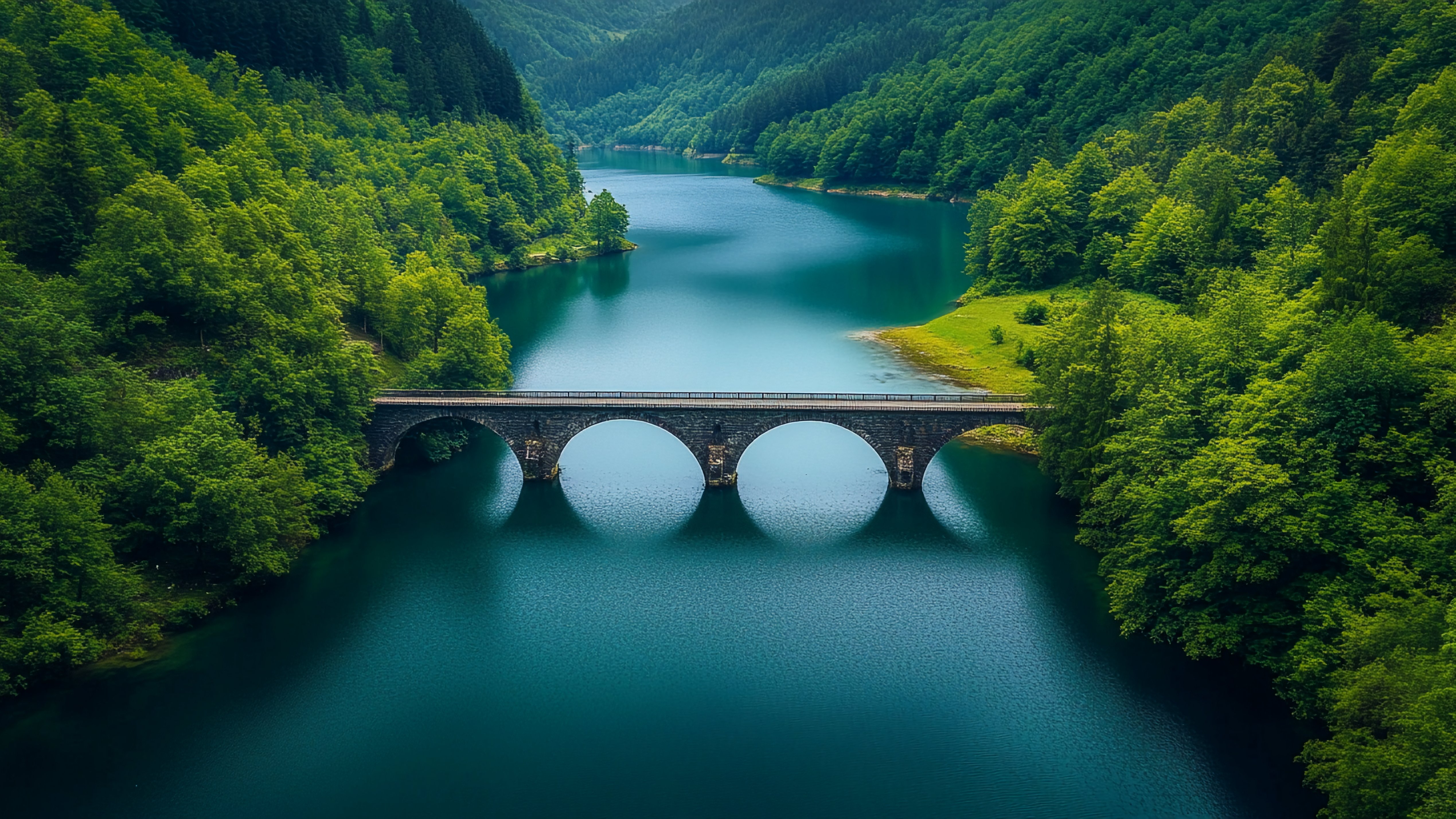 山川流水拱桥美丽风景
