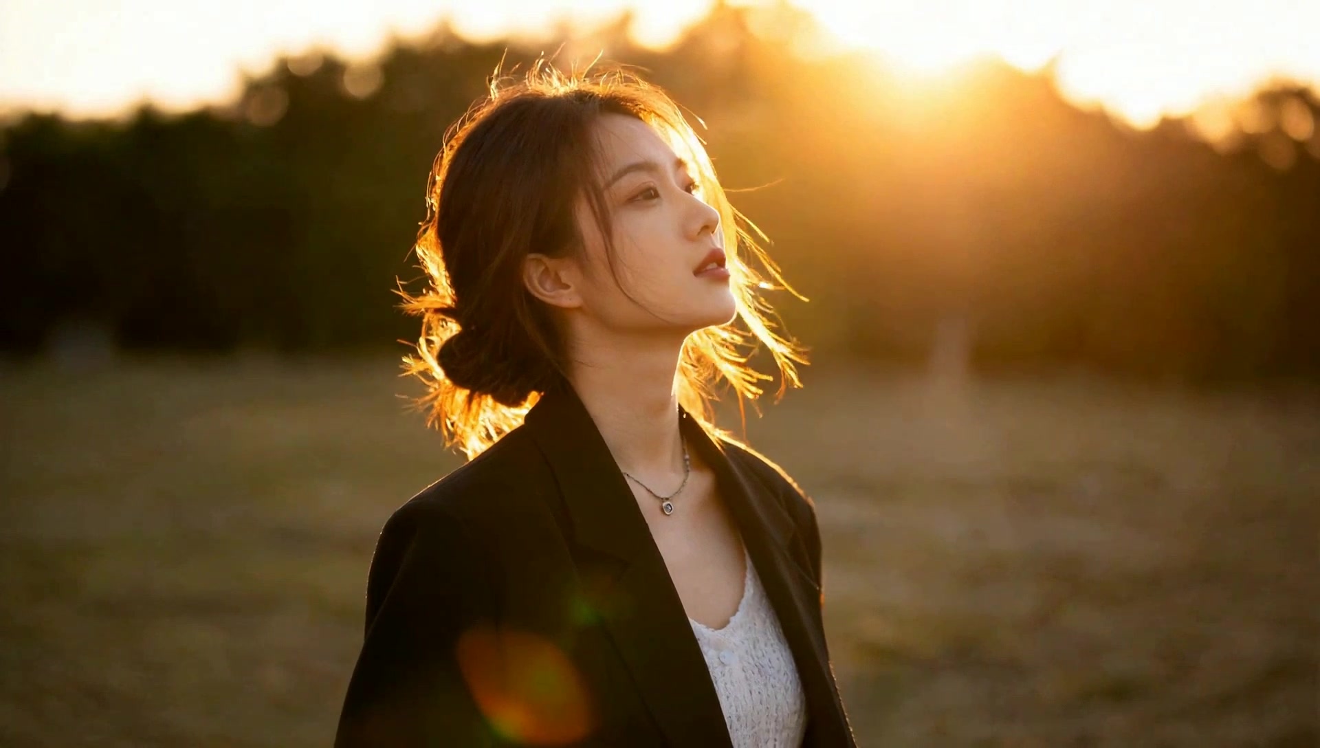暖调逆光氛围感女生