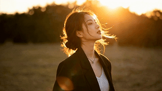 暖调逆光氛围感女生