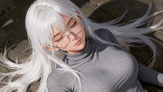 白发眼镜少女