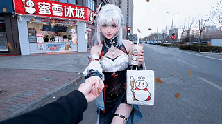 蜜雪冰城打卡的白发少女