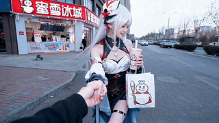 买奶茶的银发少女