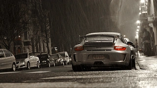 雨中的Porsche GT3 动态壁纸 | 作者：wo1F