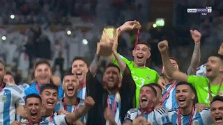 梅西 FIFA 世界杯庆祝（举起世界杯） 动态壁纸 | 作者：Farka