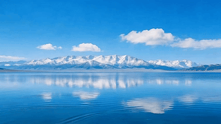 蓝色湖水