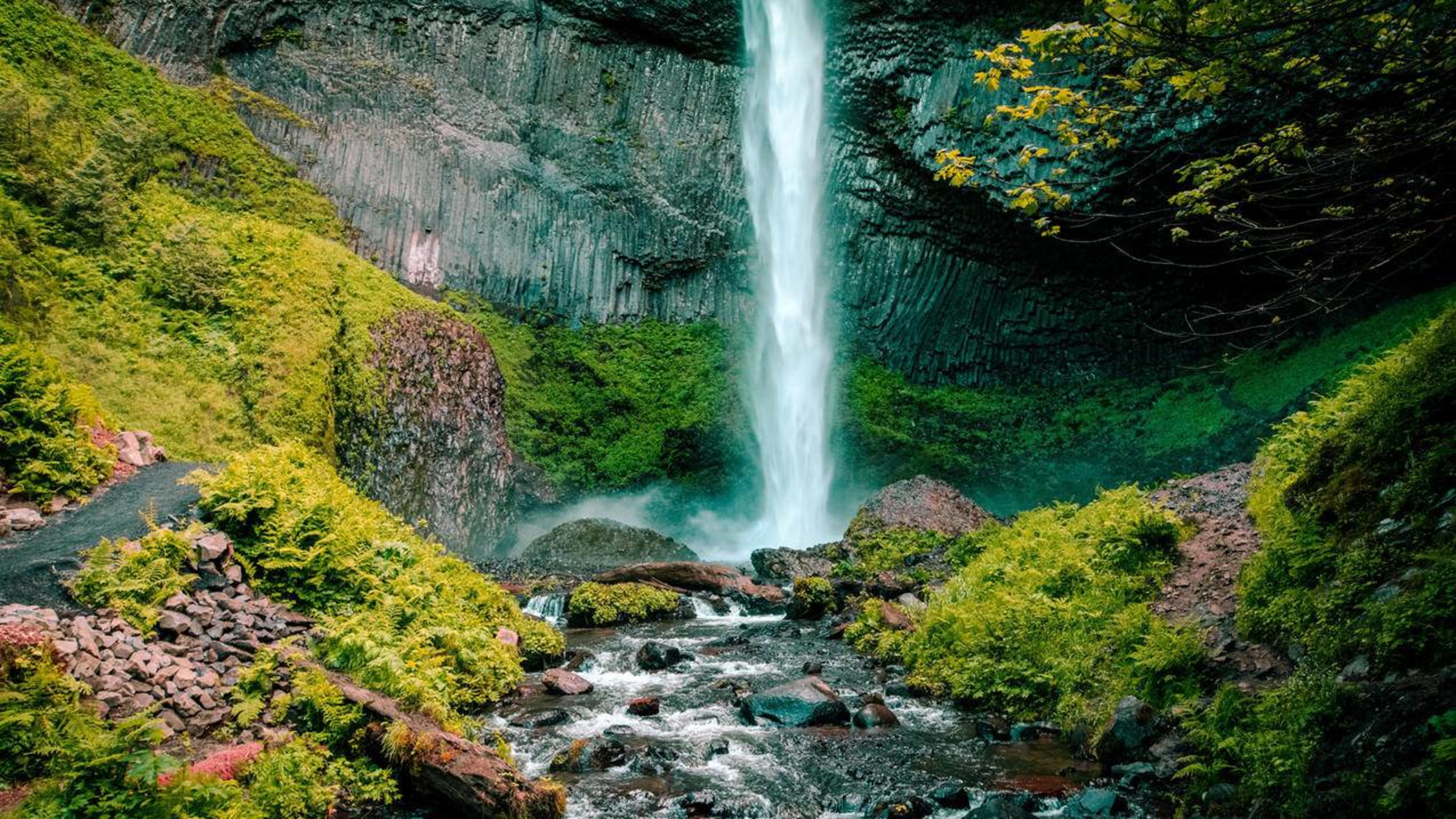 溪水西流山间小河流水美景