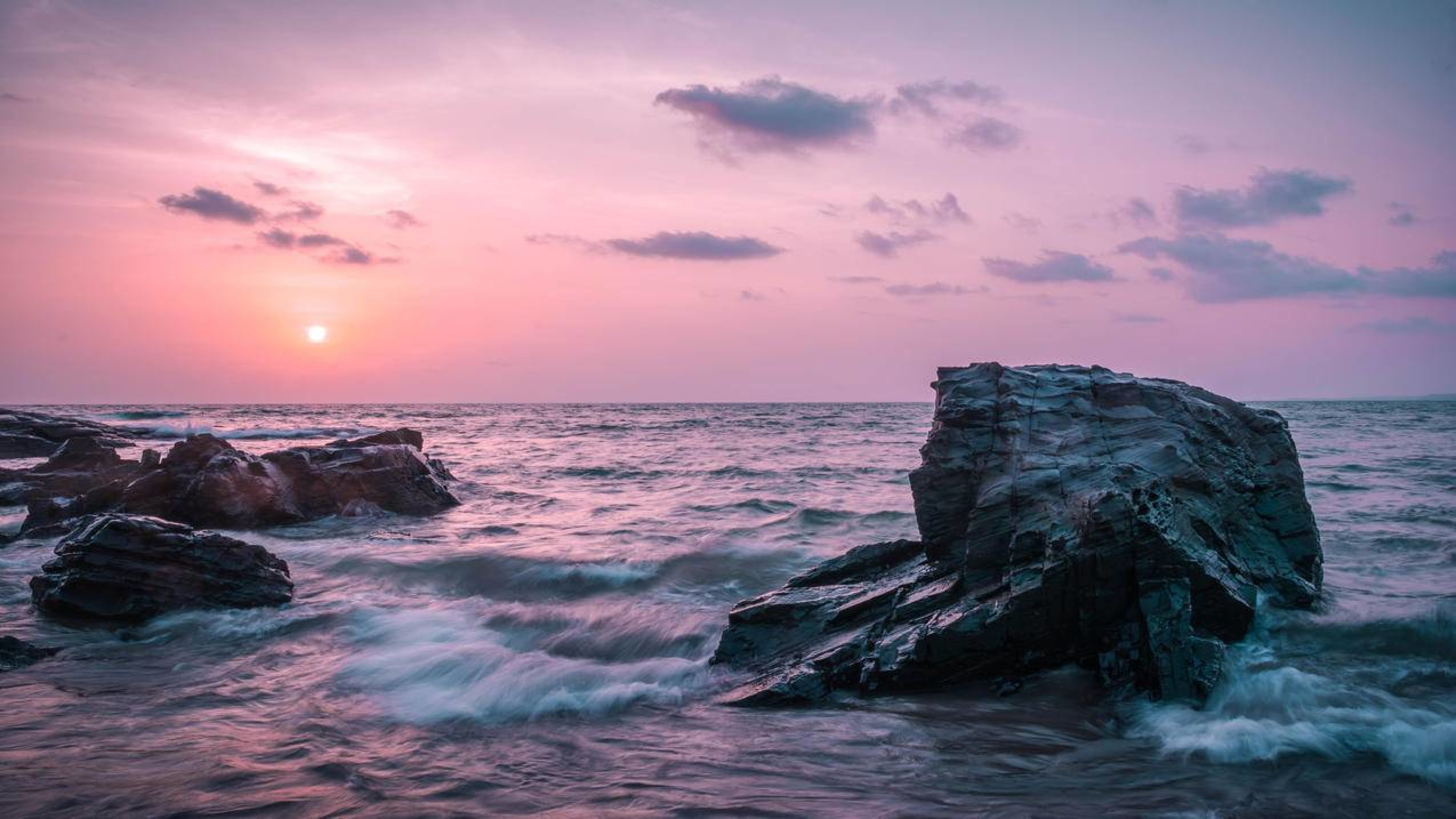 风景夕阳海滩礁石黄昏