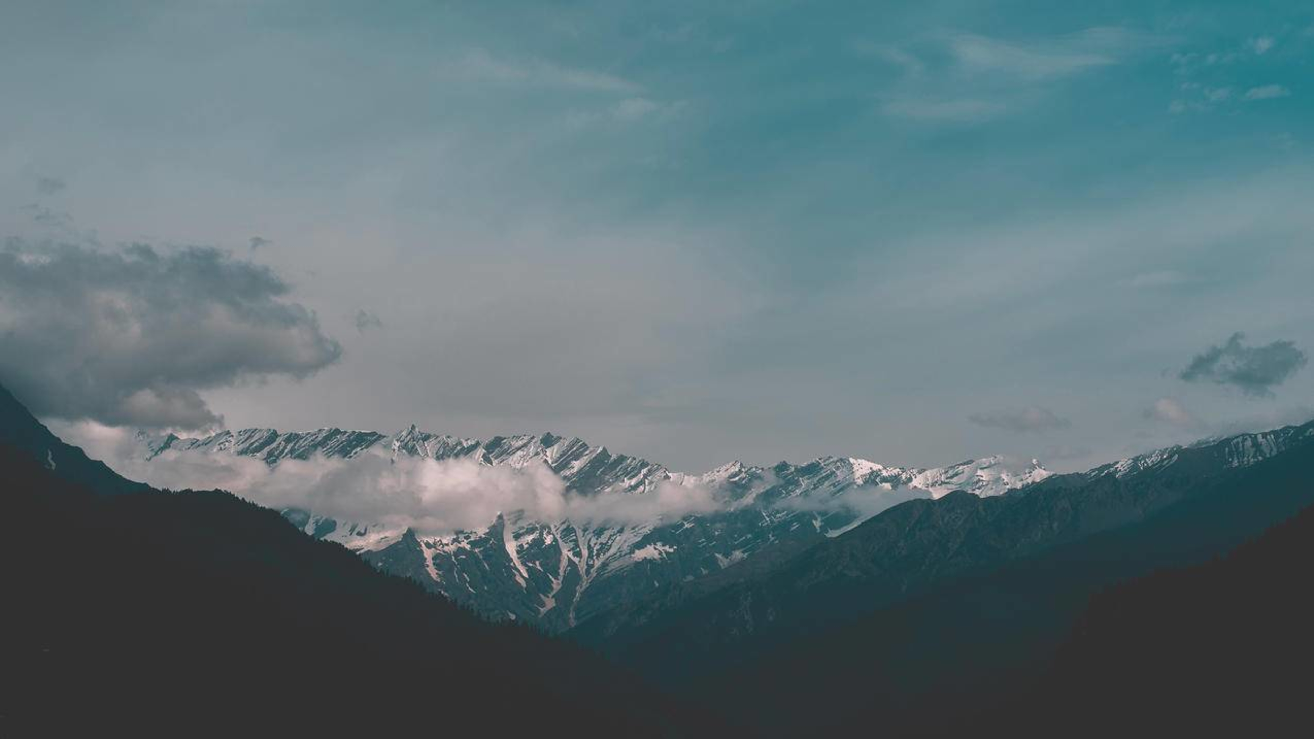 山峰云雾风景