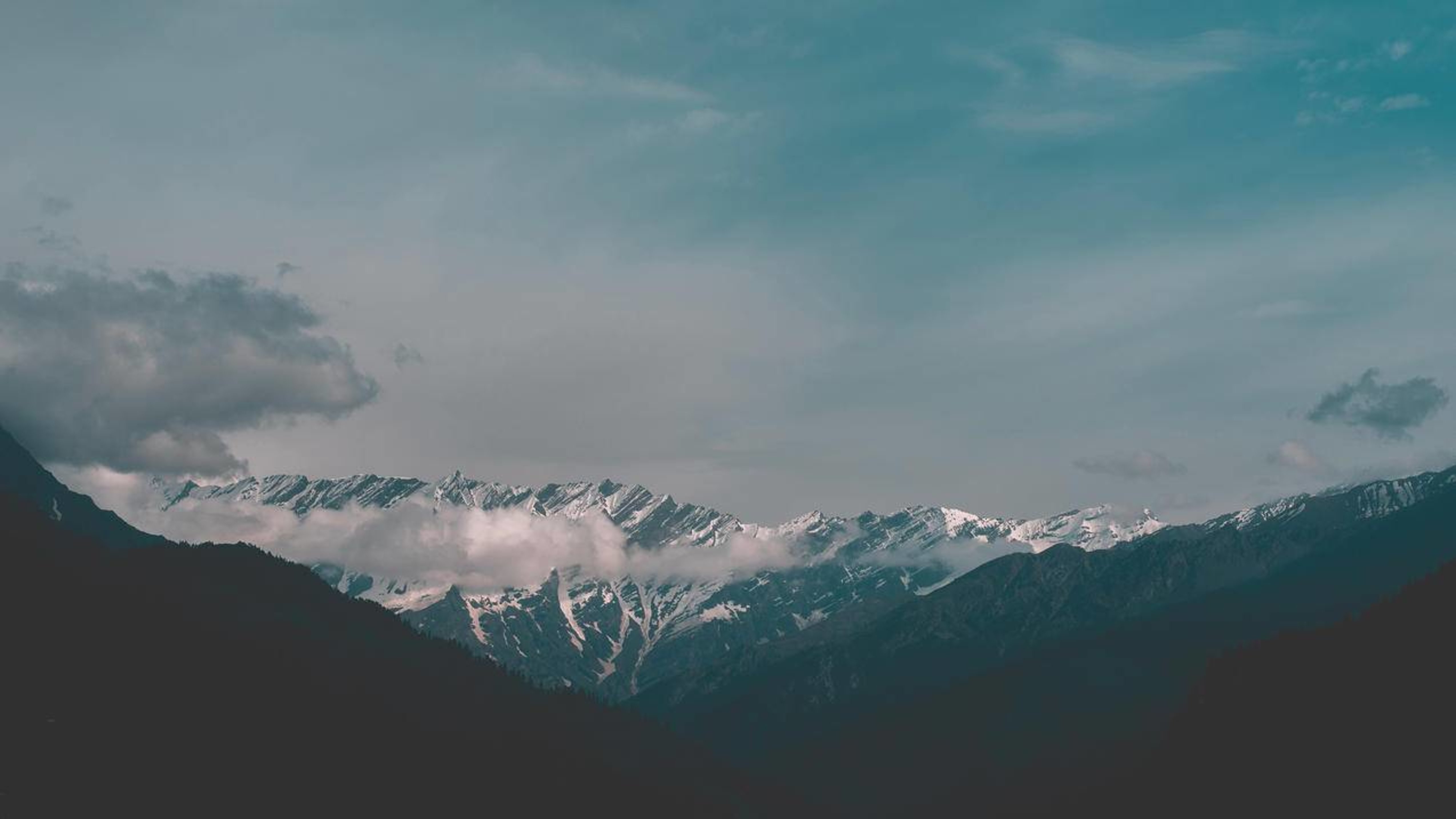 山峰云雾风景