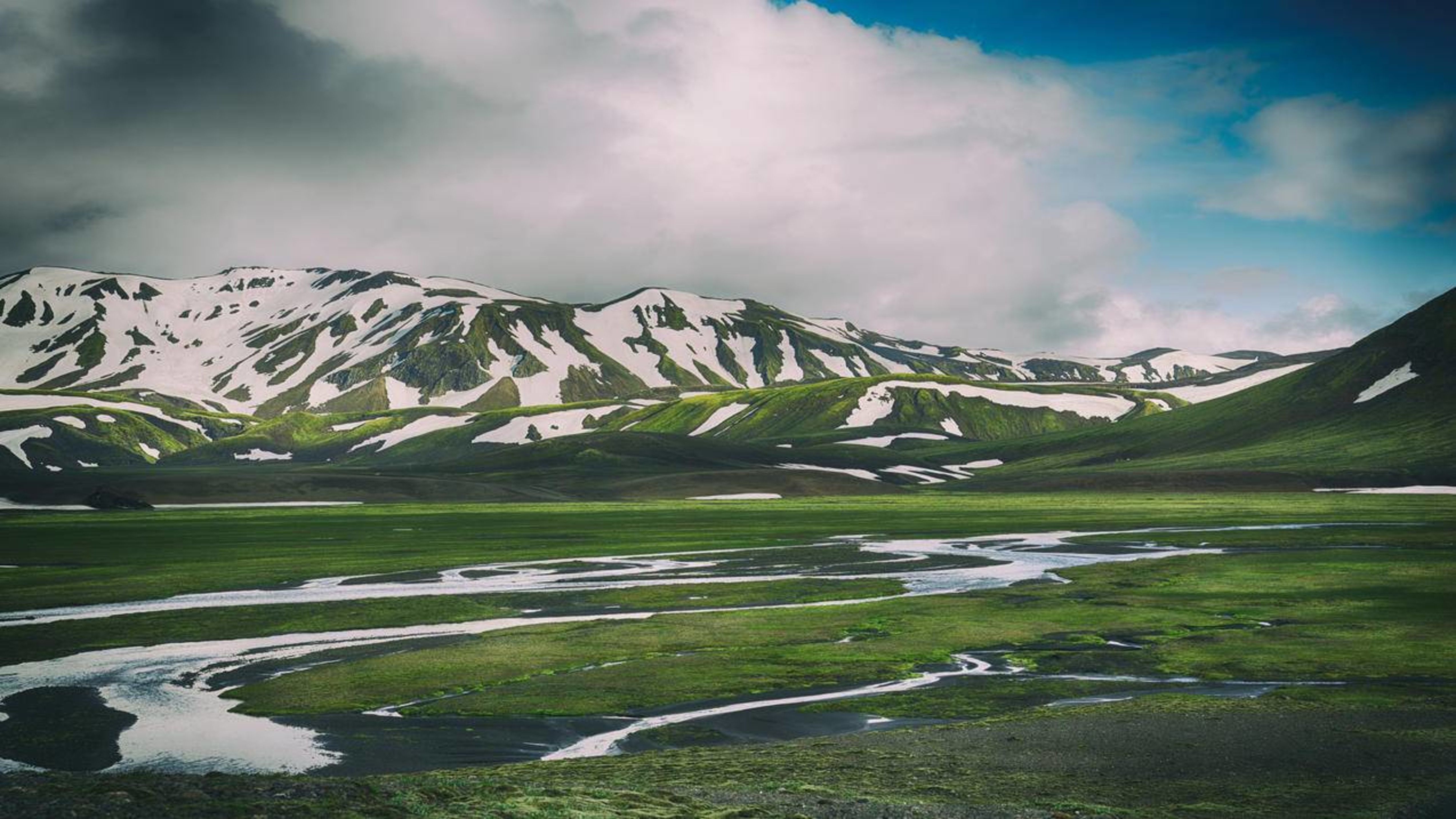风景雪山河流