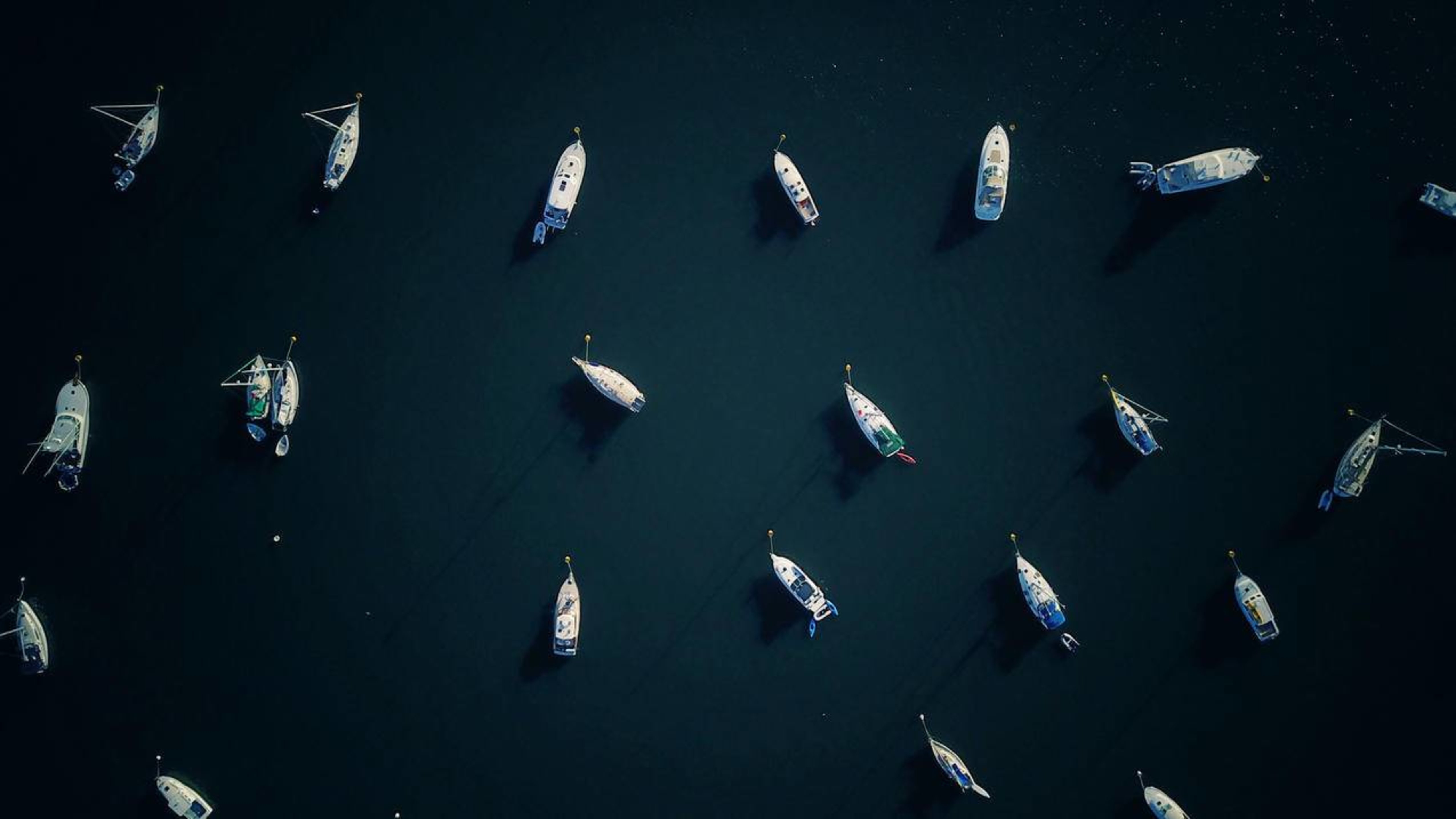 风景航拍大海船只