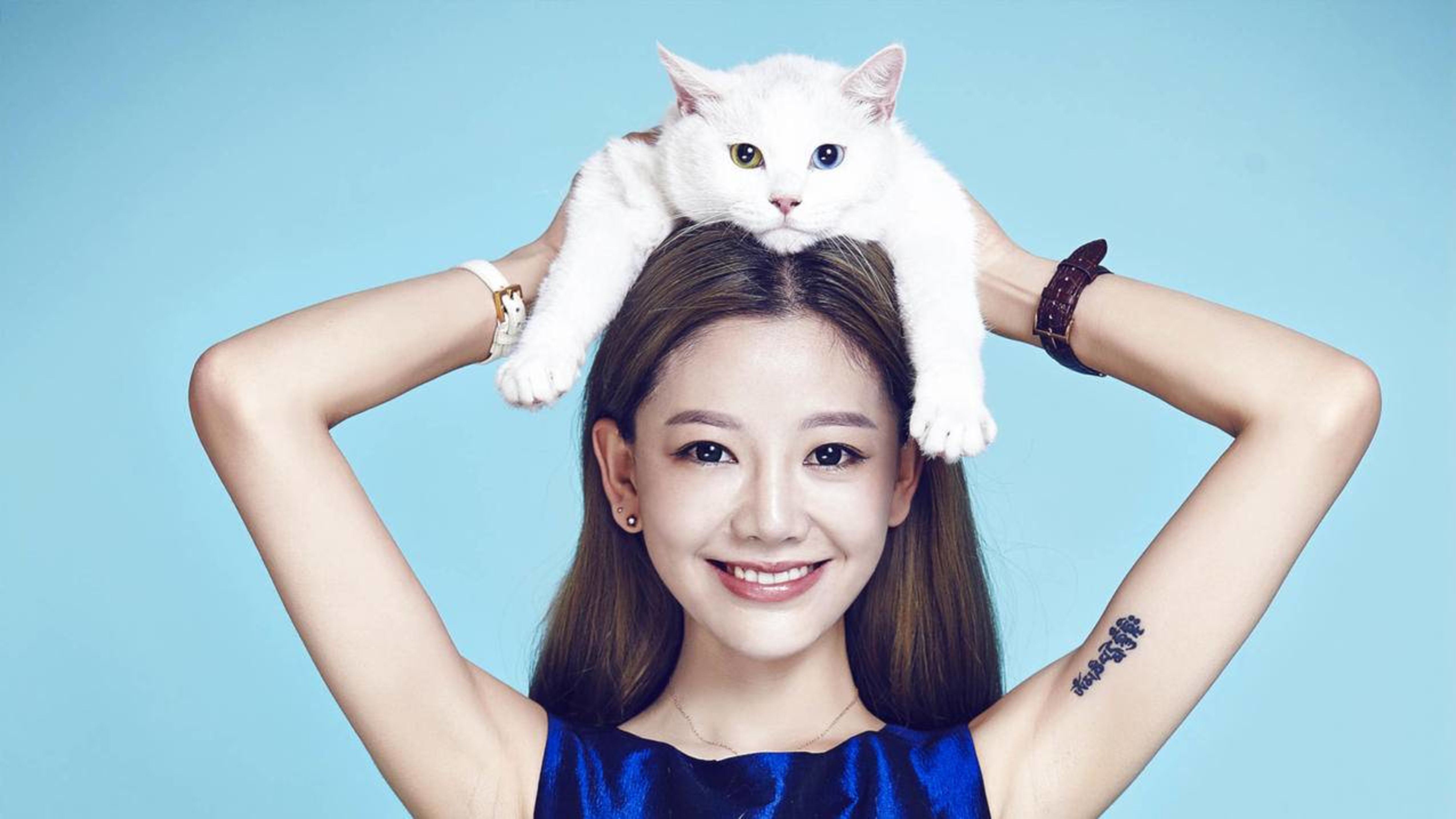 美女和白色猫咪纹身