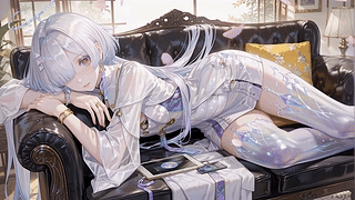 沙发休憩的银发少女