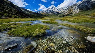 晴空山谷溪流