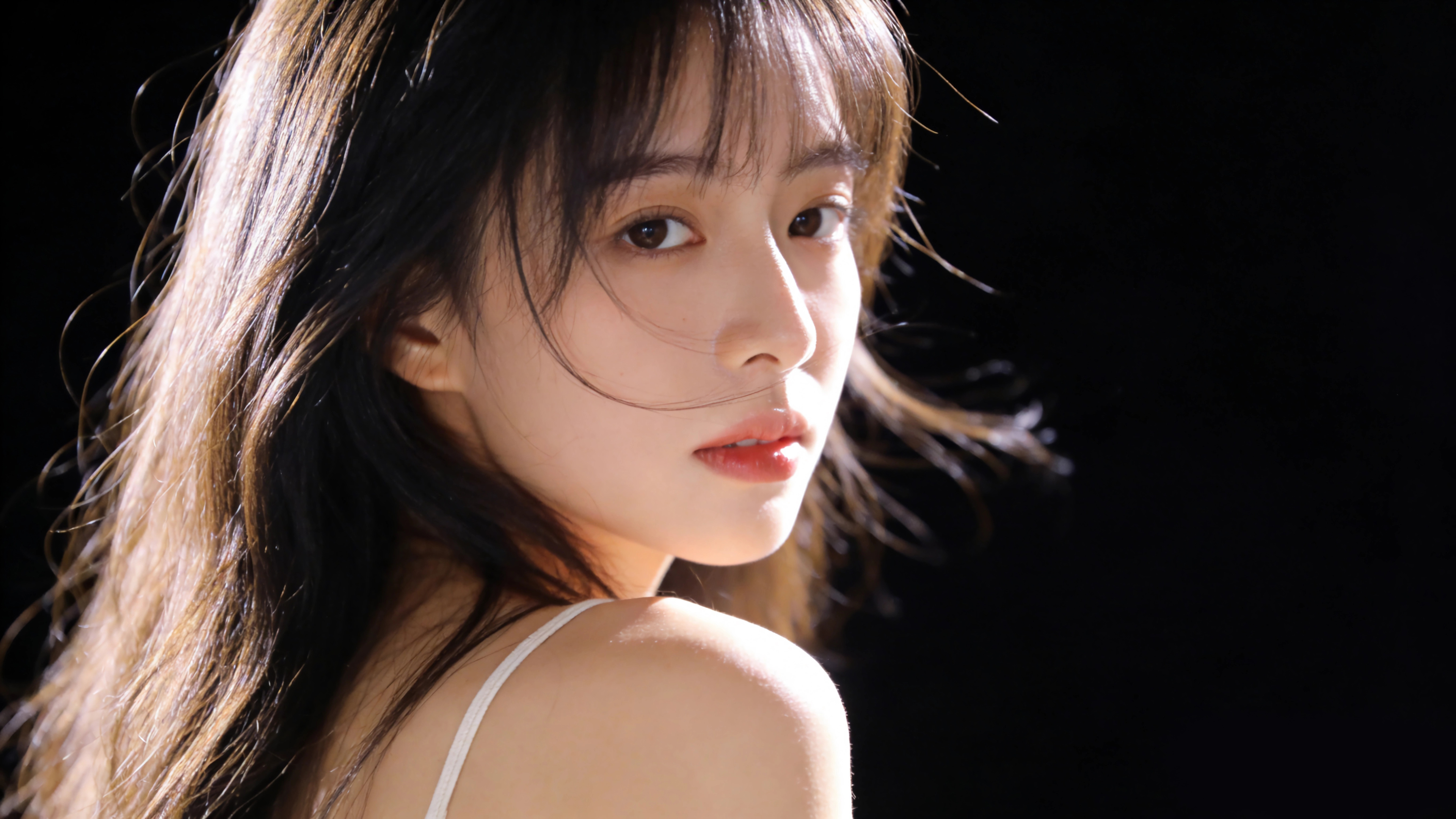 黑色背景 光影美女长发