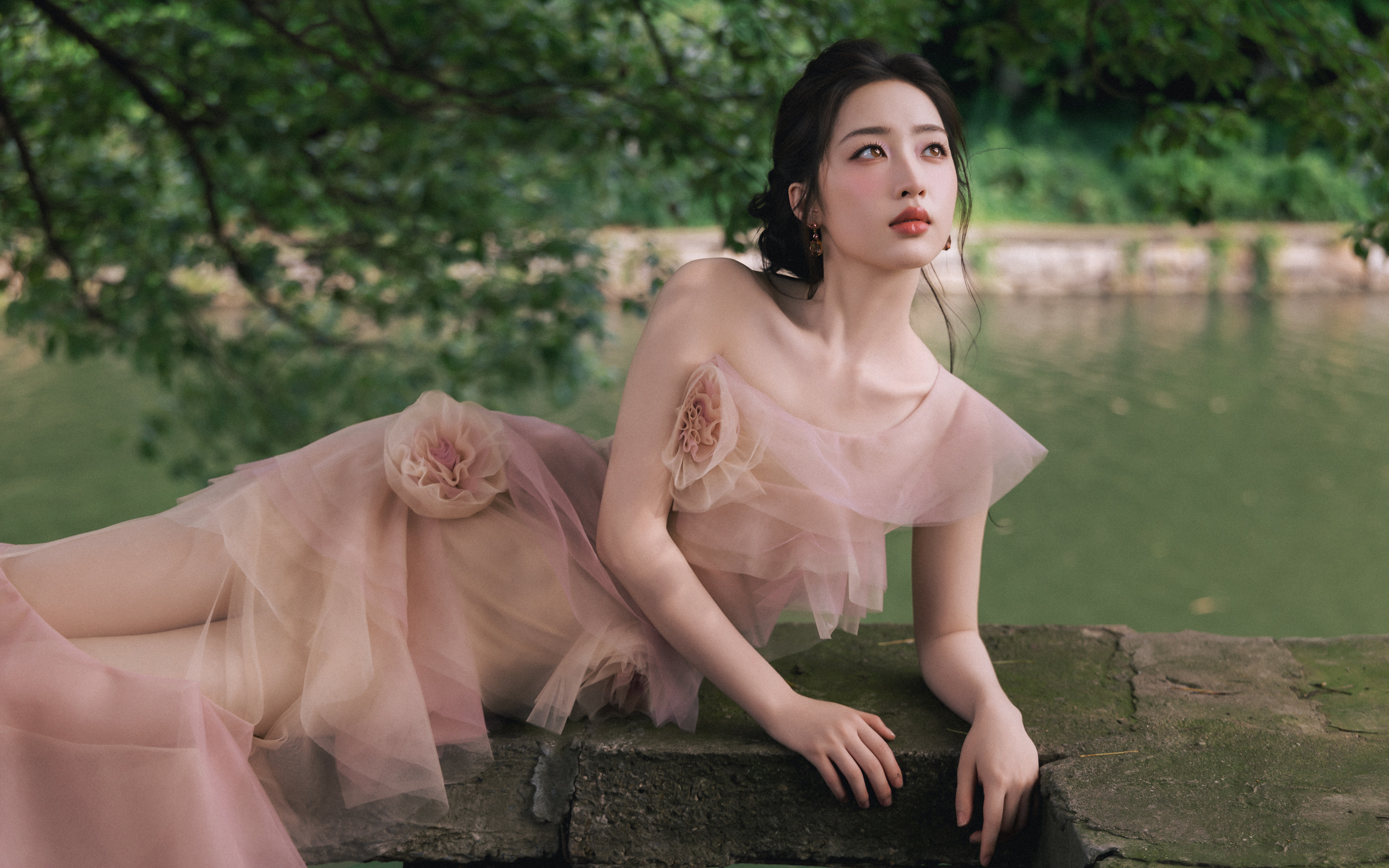 初夏美女邓恩熙4K高清壁纸 3840x2400