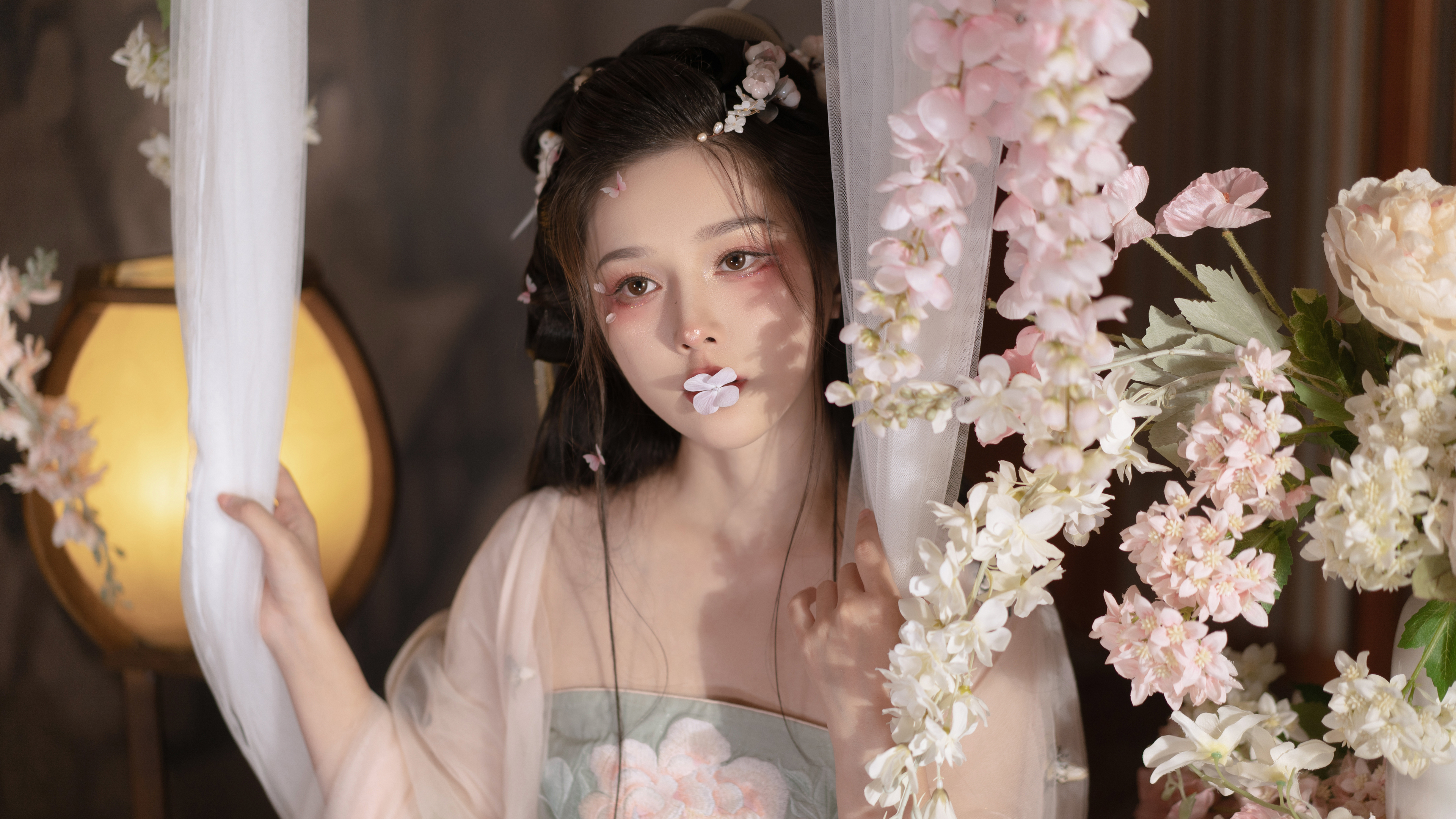 古风美女 秋千 花 4k美