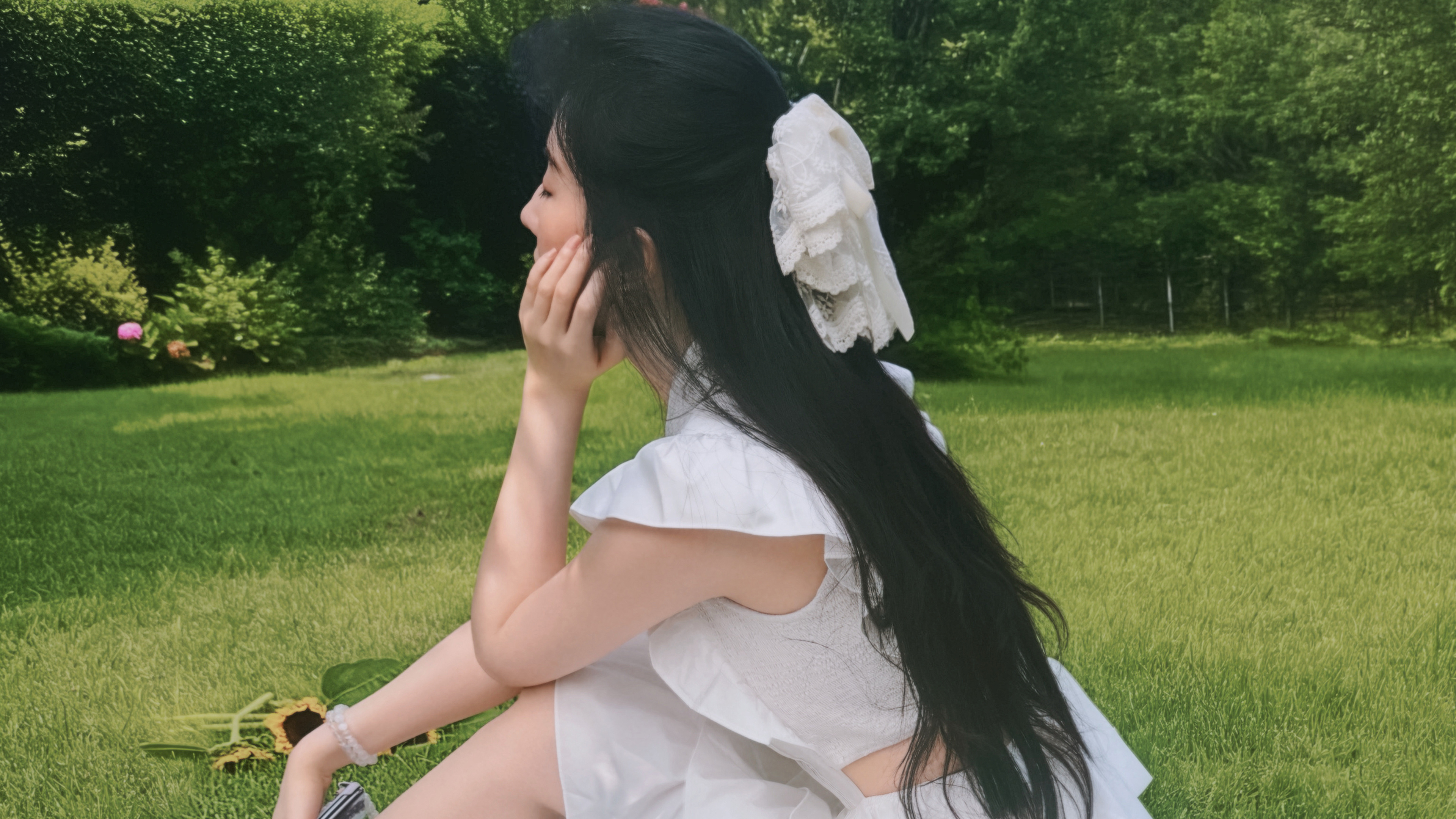 坐绿草地美女 侧脸 刘亦