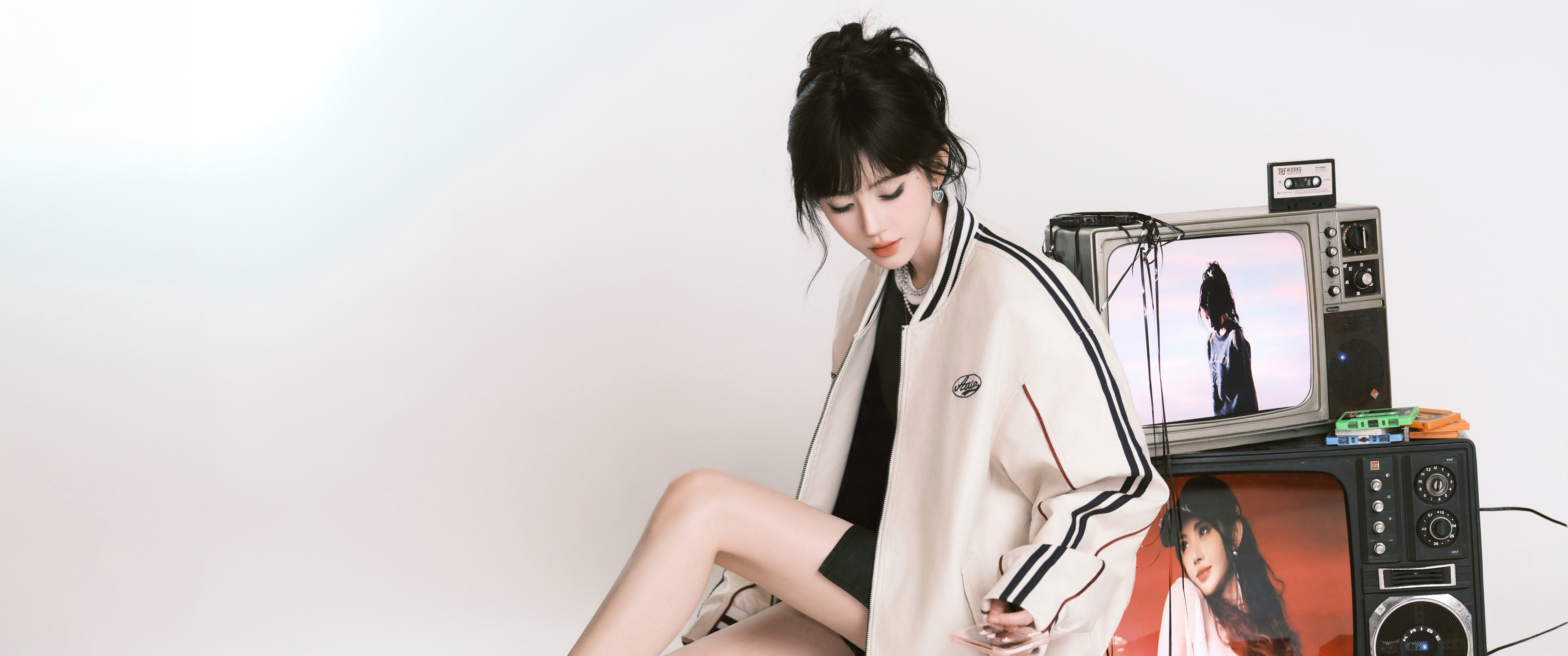 复古风 电视机 美女 鞠