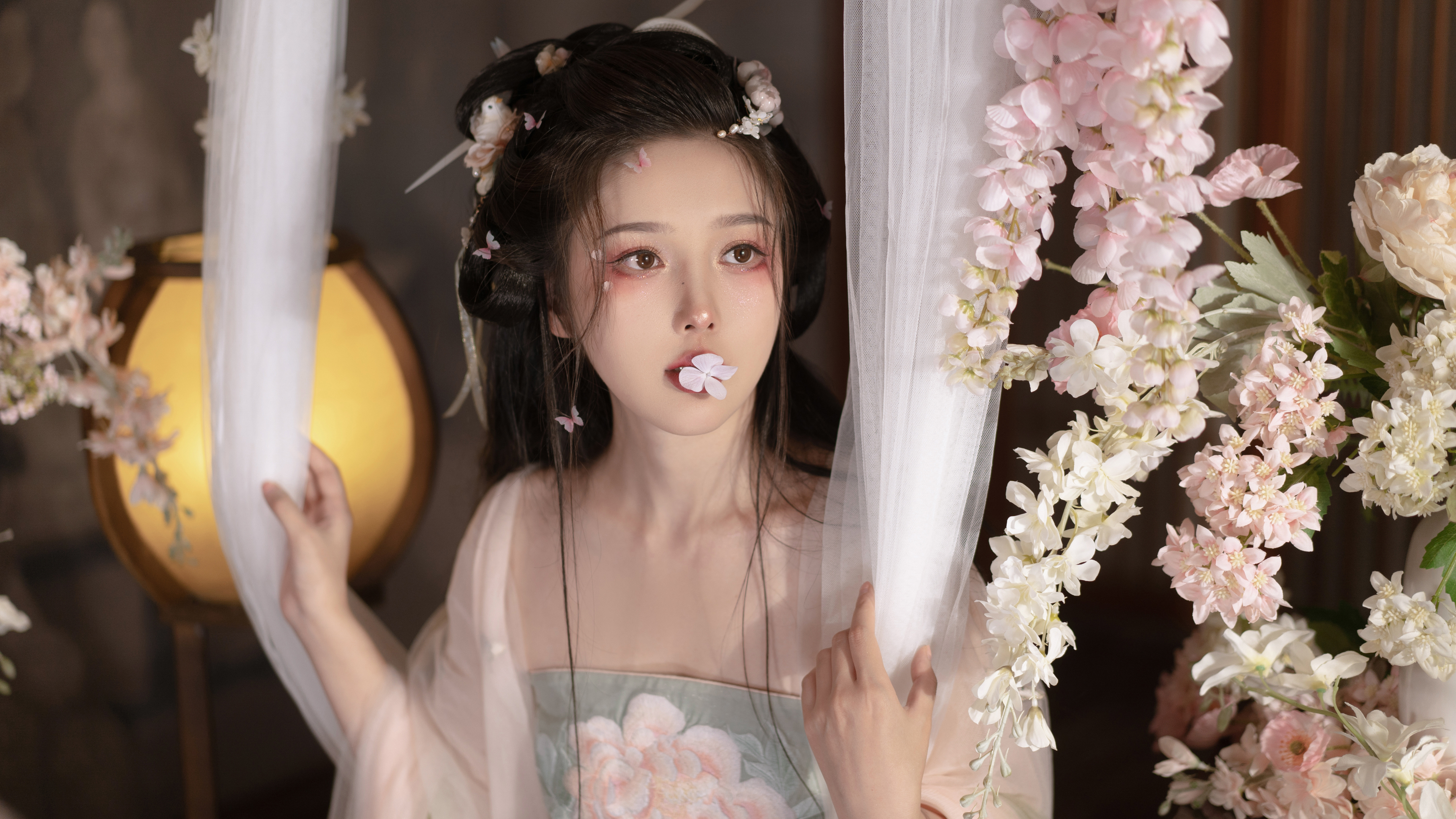 好看古风美女 油灯 小花