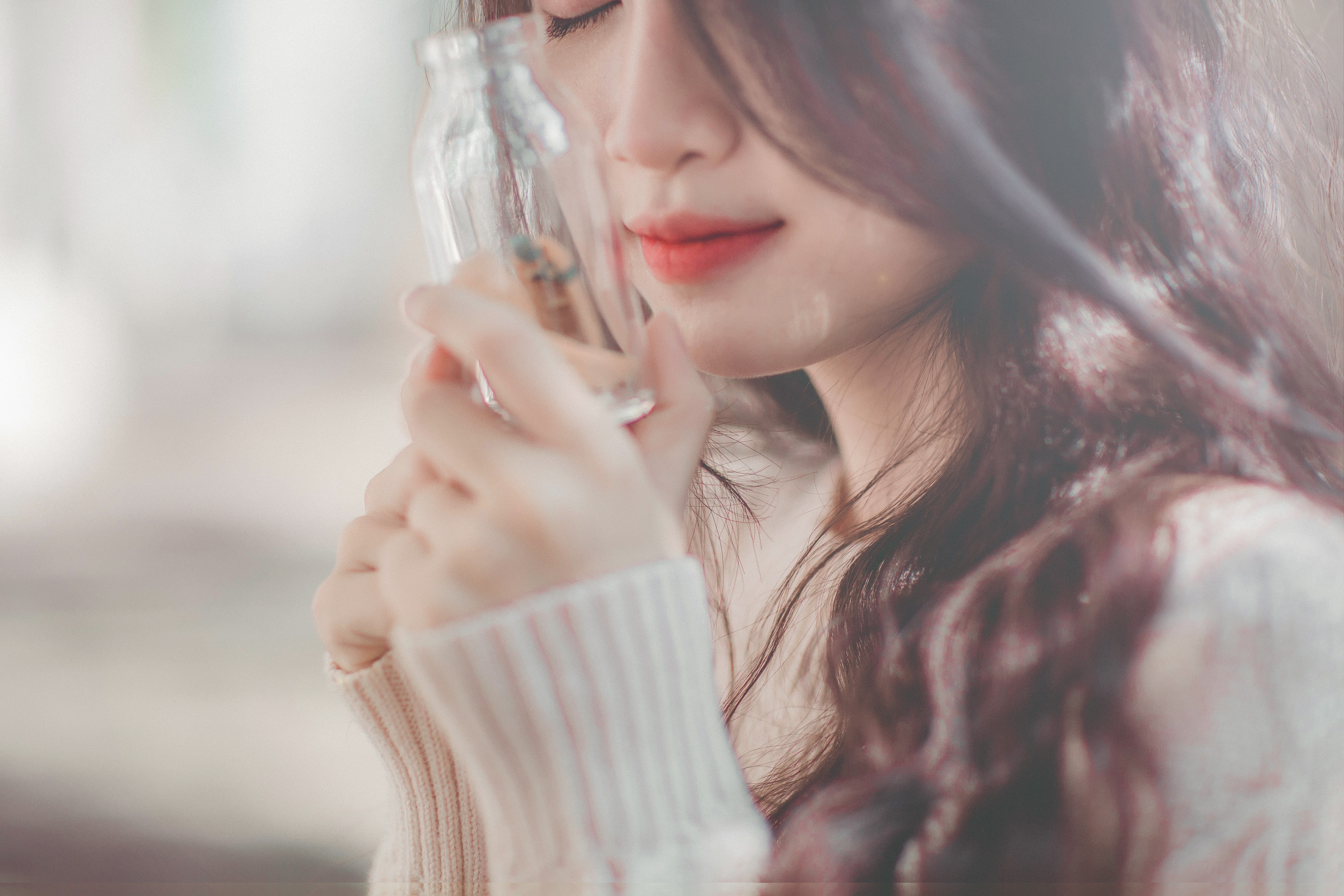 拿着玻璃瓶的美女5k壁纸_6156
