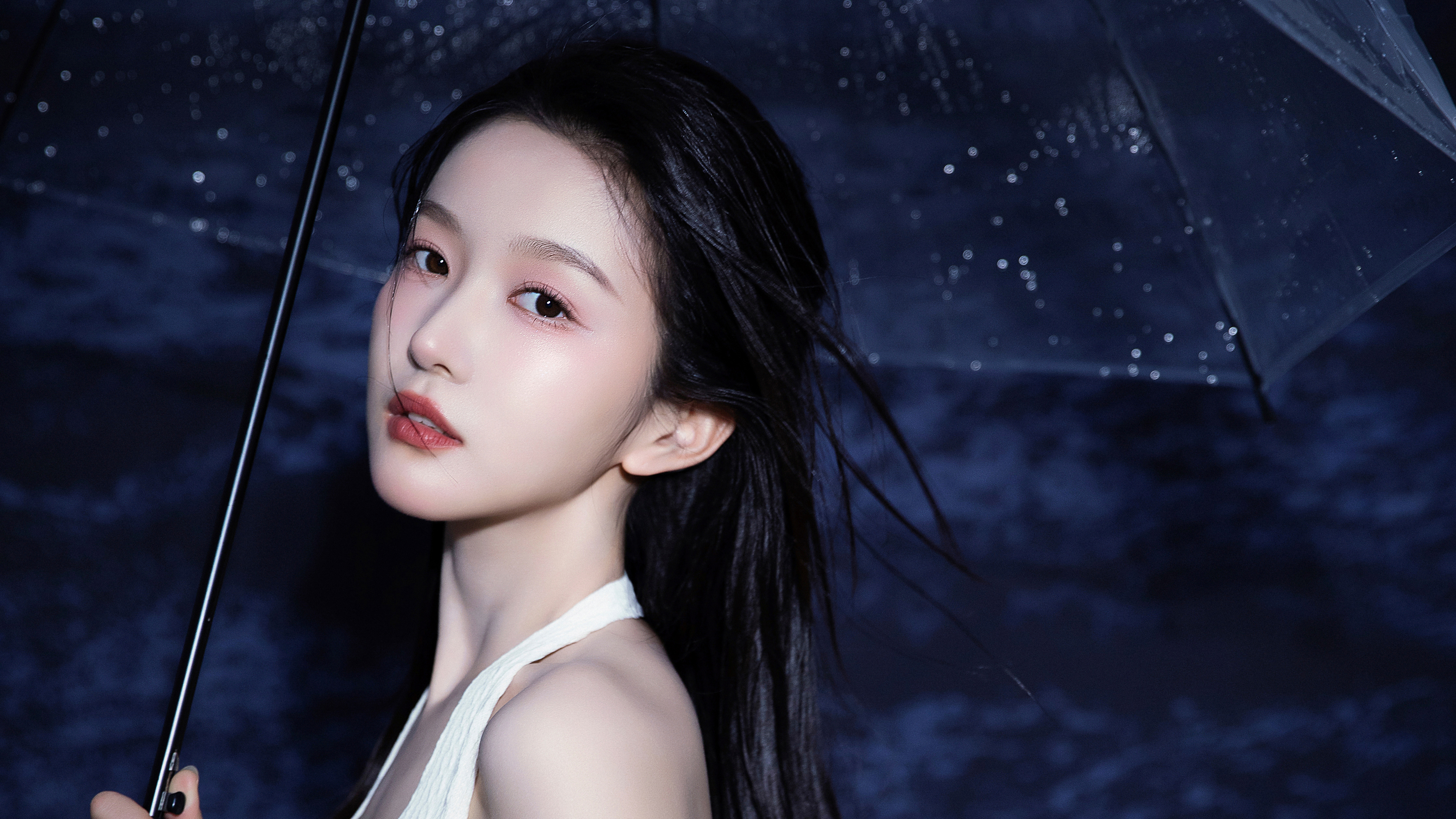 撑伞的清纯美女回眸4k壁