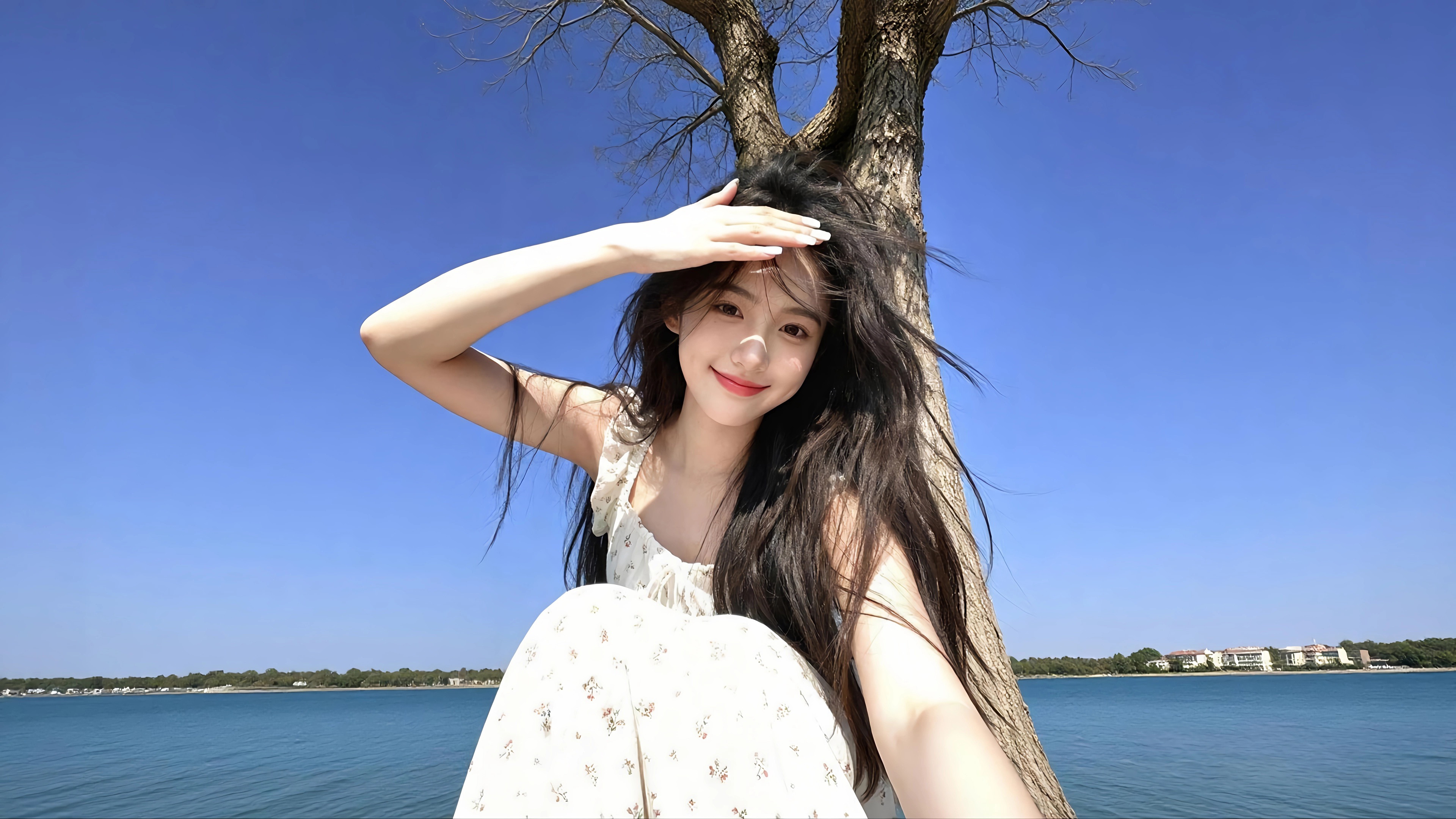 晴空美女 江边 树 4K壁