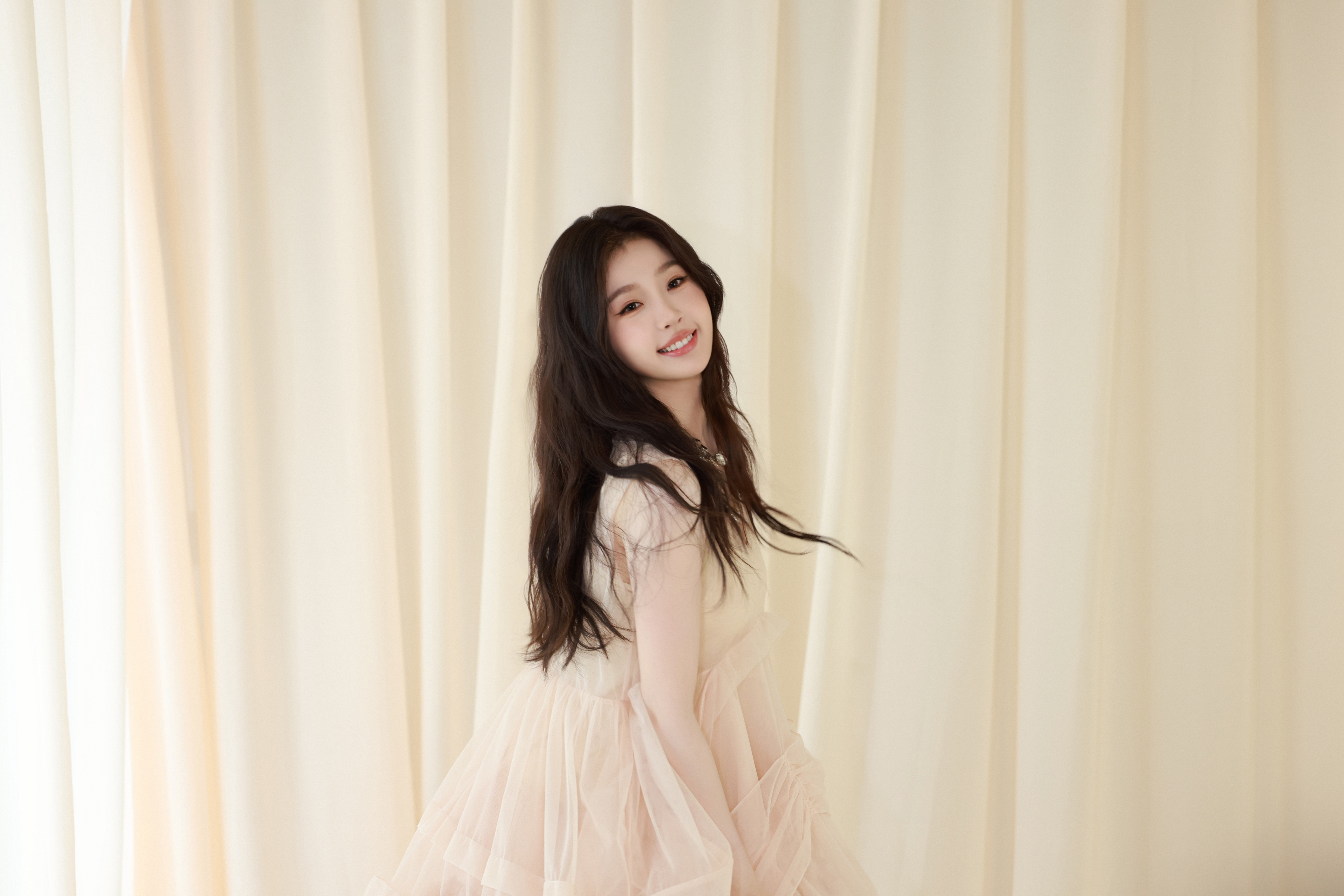 暖色风格窗帘 养眼美女