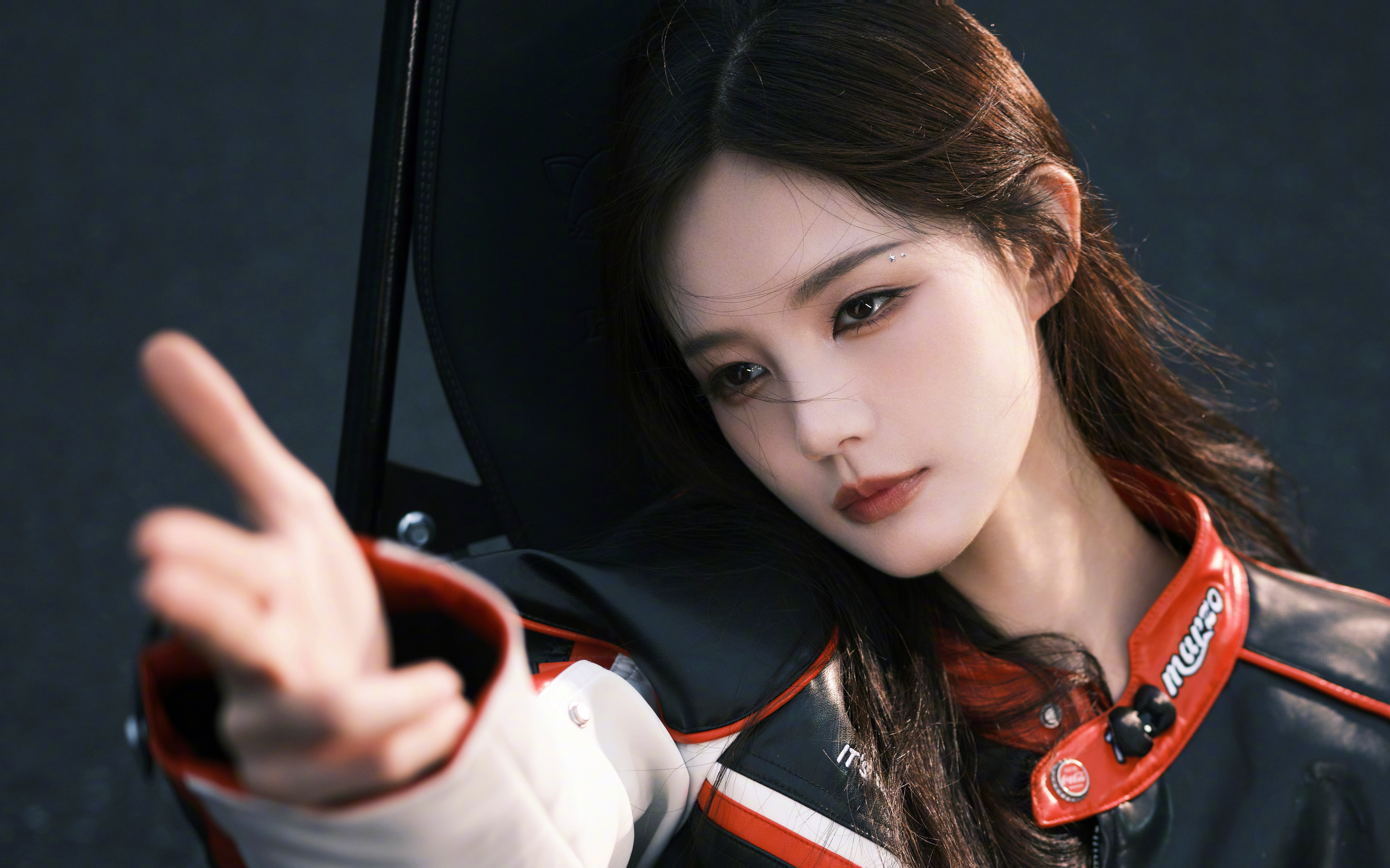 机车美女李一桐 4K壁纸