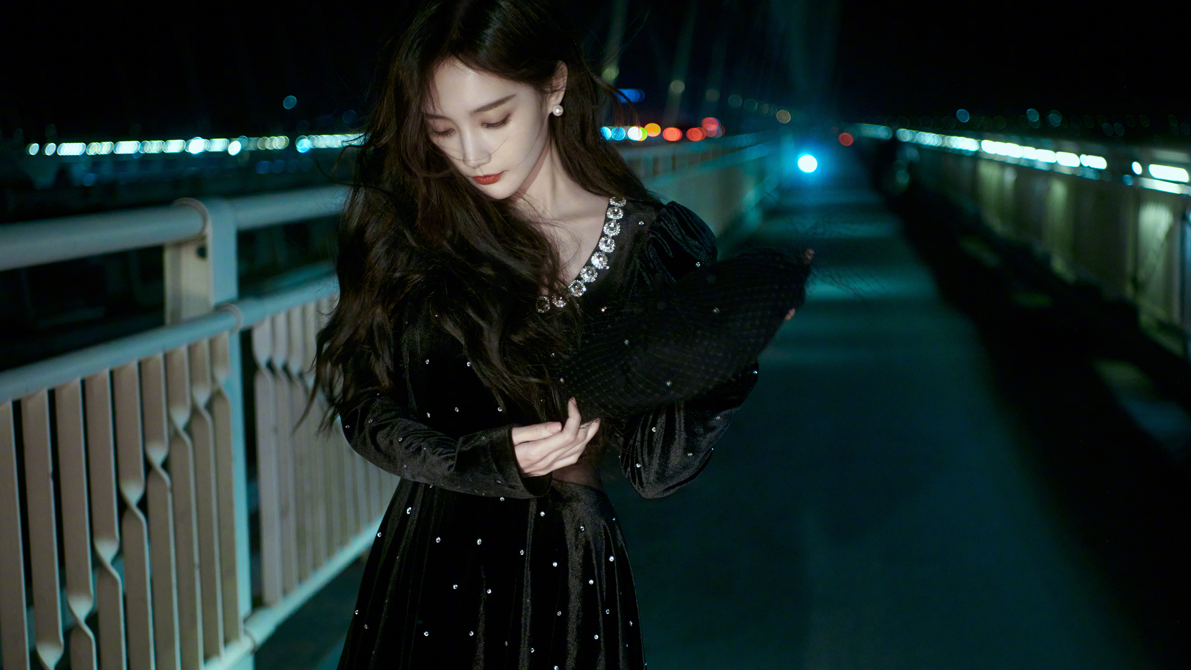 李一桐 黑色裙子 桥 晚