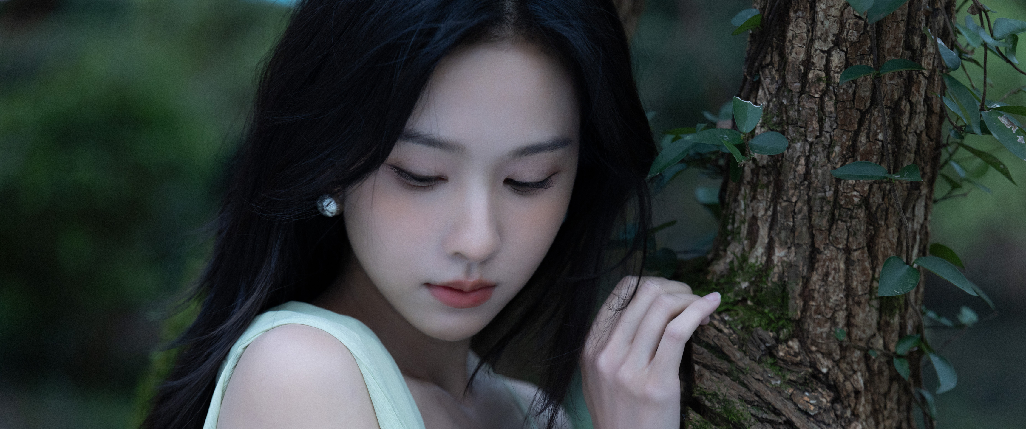 森林树木清纯美女陈都灵