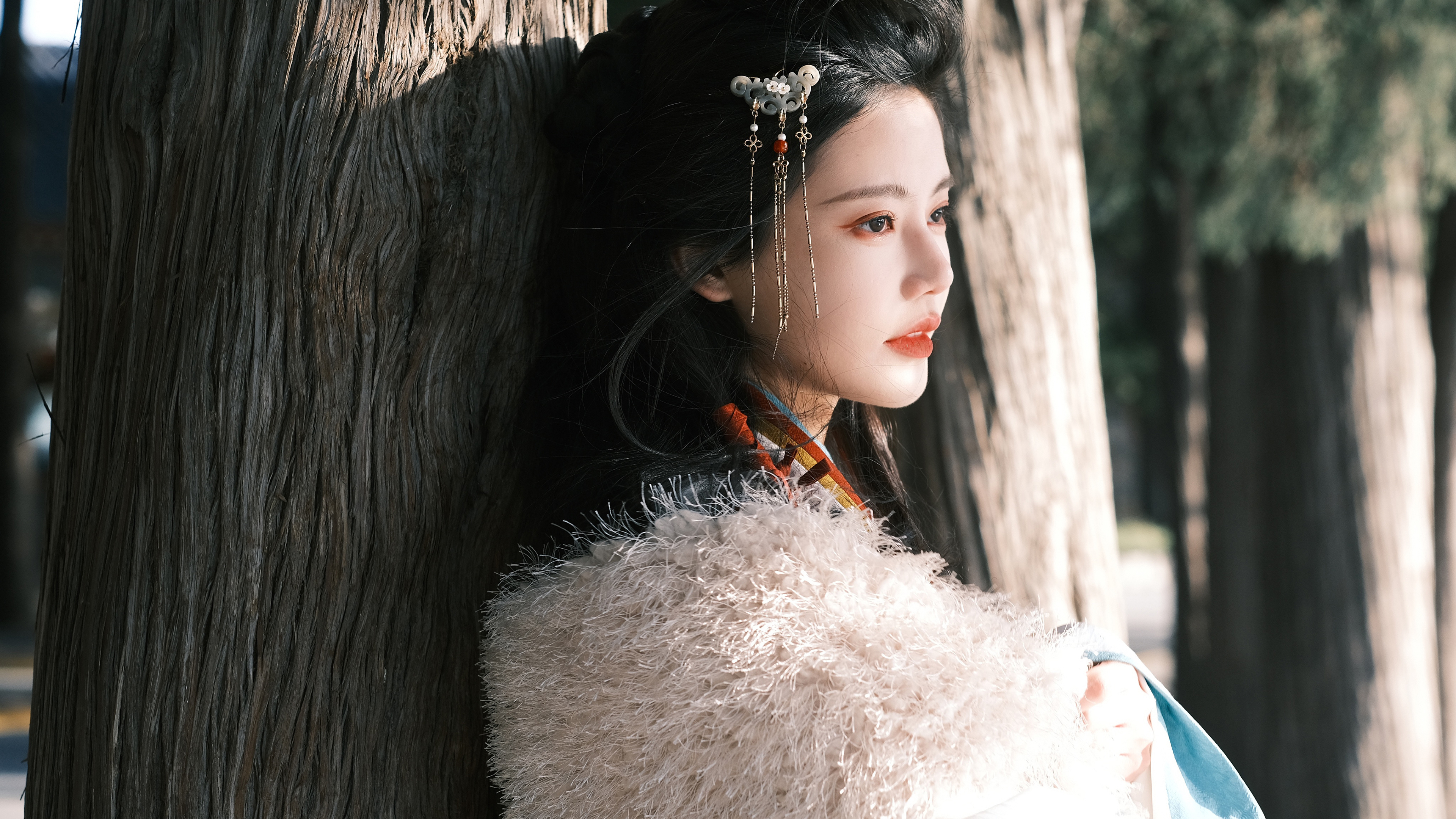 民族风美女 树 美女风景