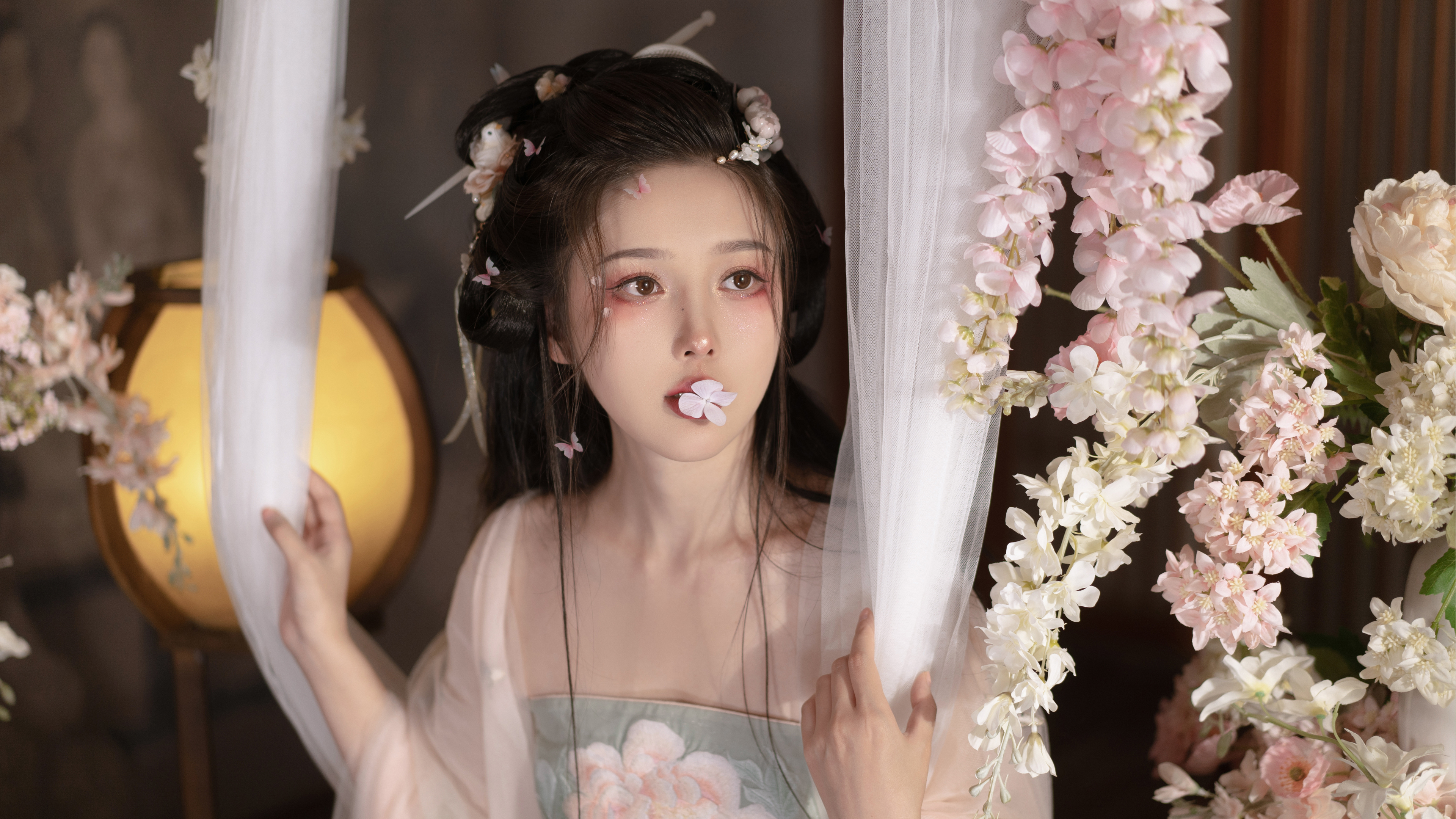 汉服美女 嘴含花 唯美好