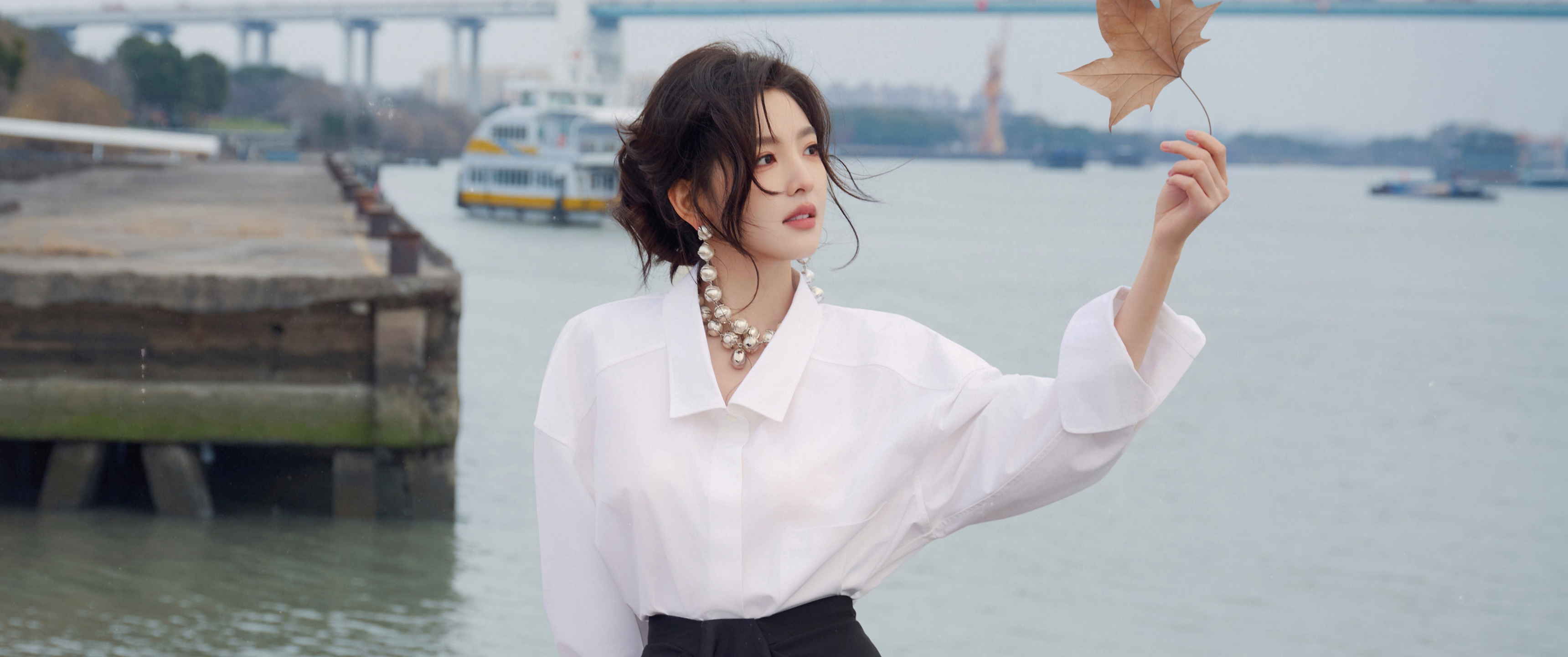 江边 白色衬衫美女 章若