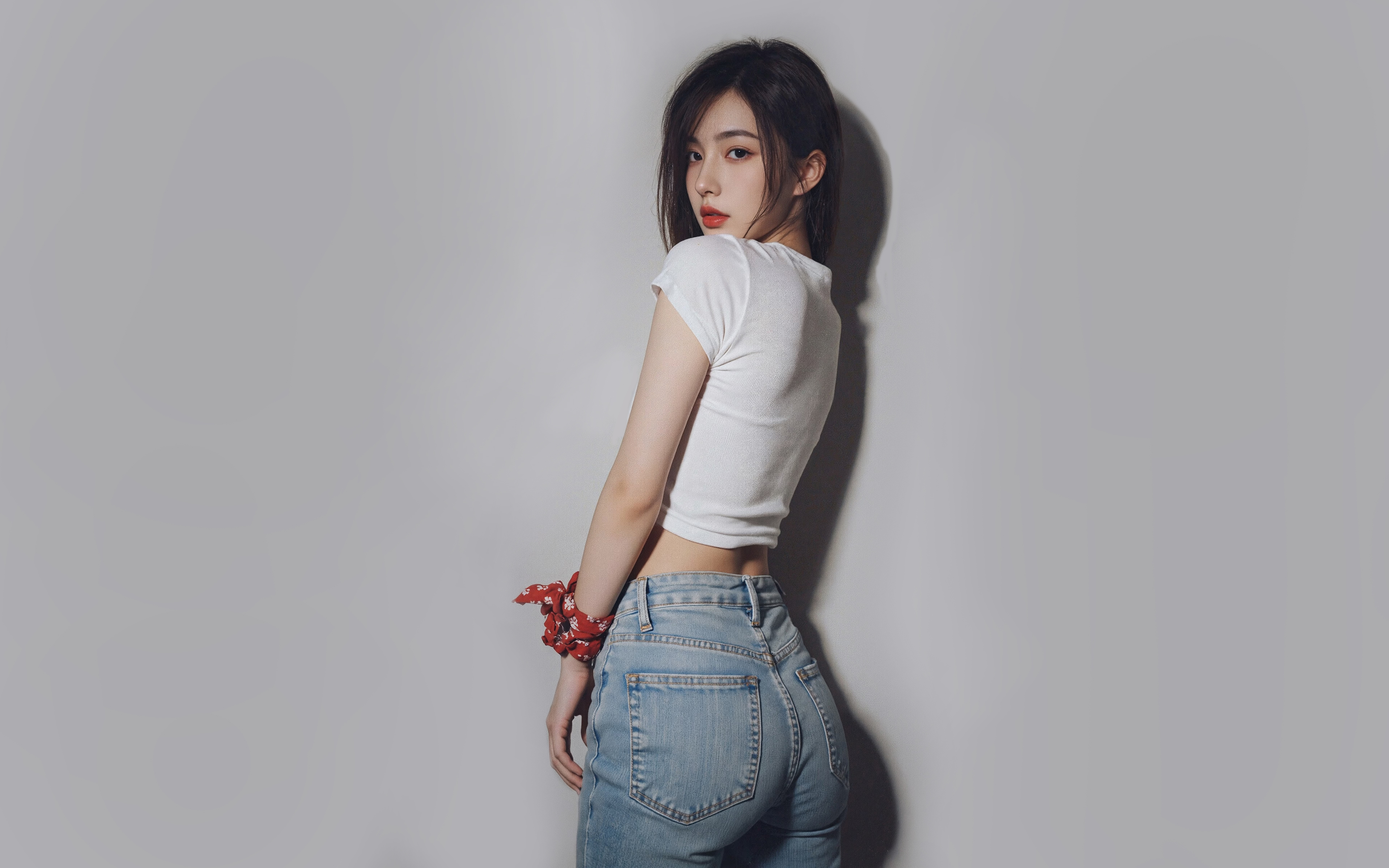 漂亮美女回头 白色衣服