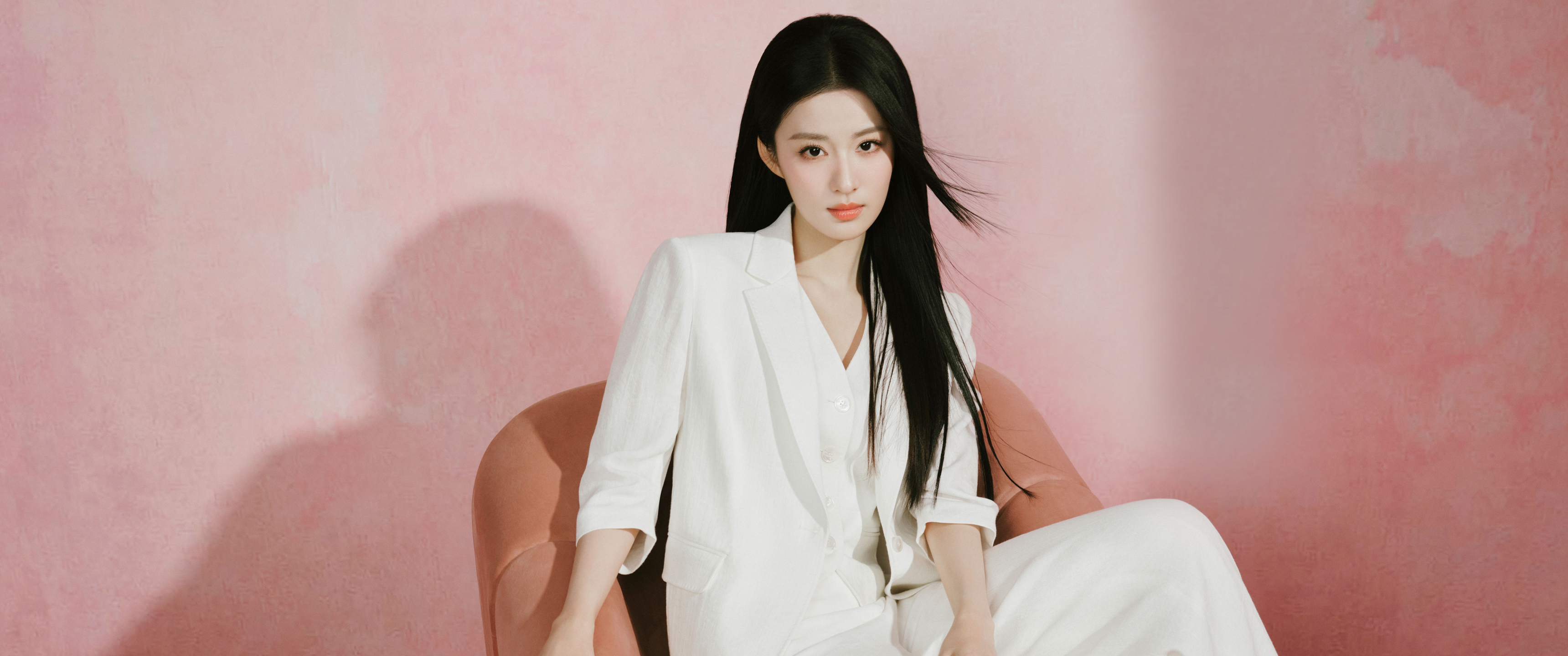 王楚然白色西服美女带鱼