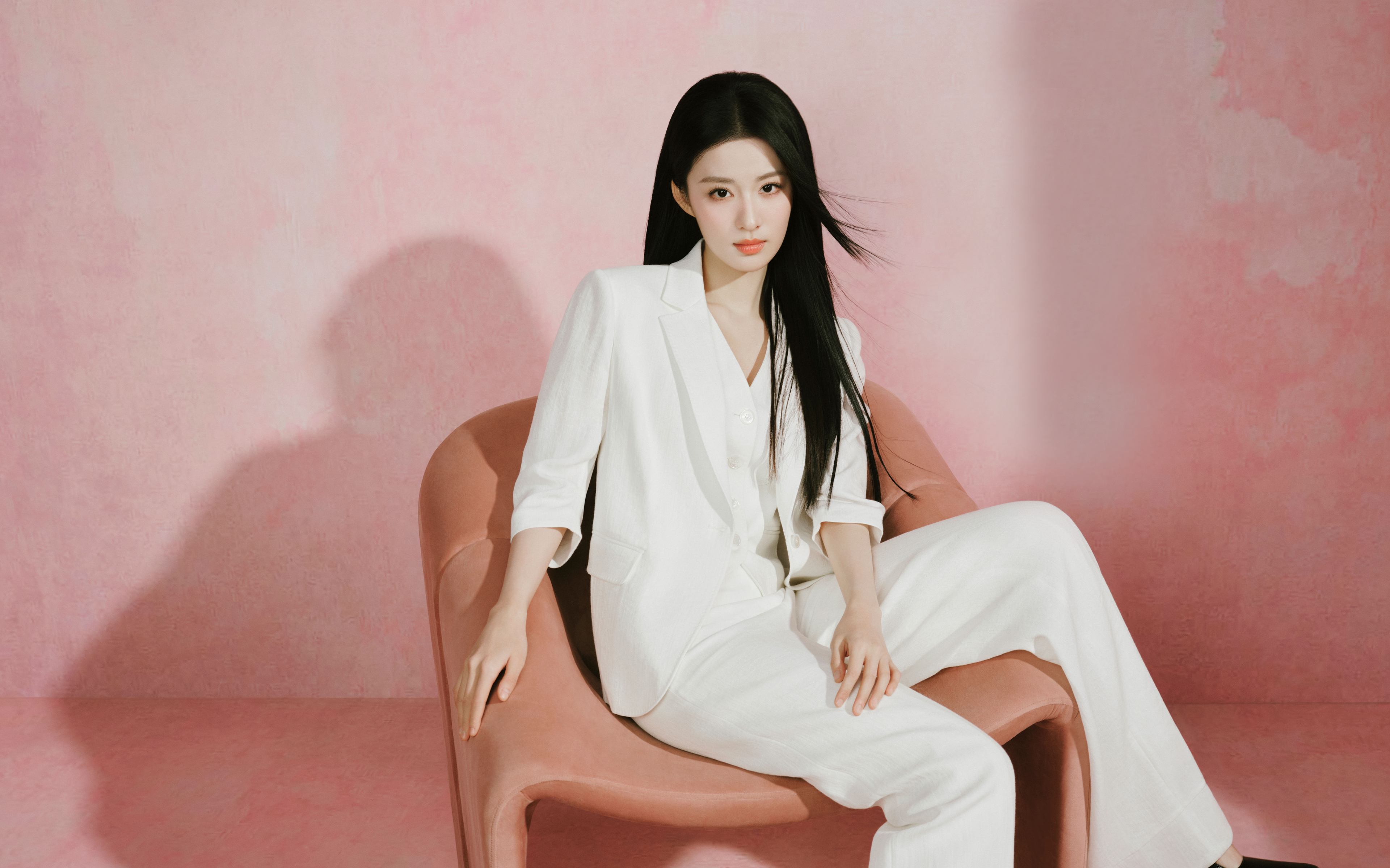王楚然白色西服套装美女