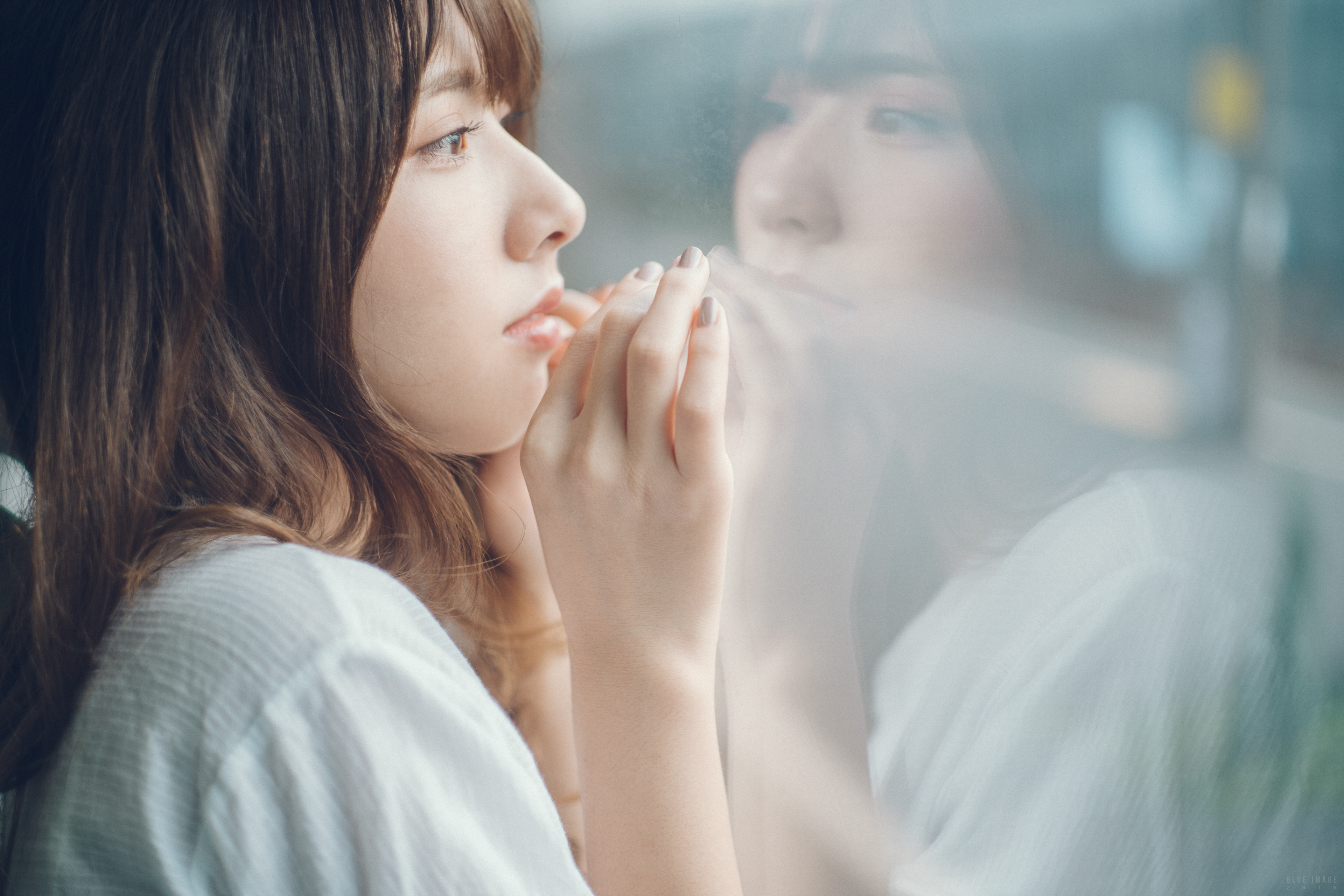 玻璃窗前的心情美女4k壁