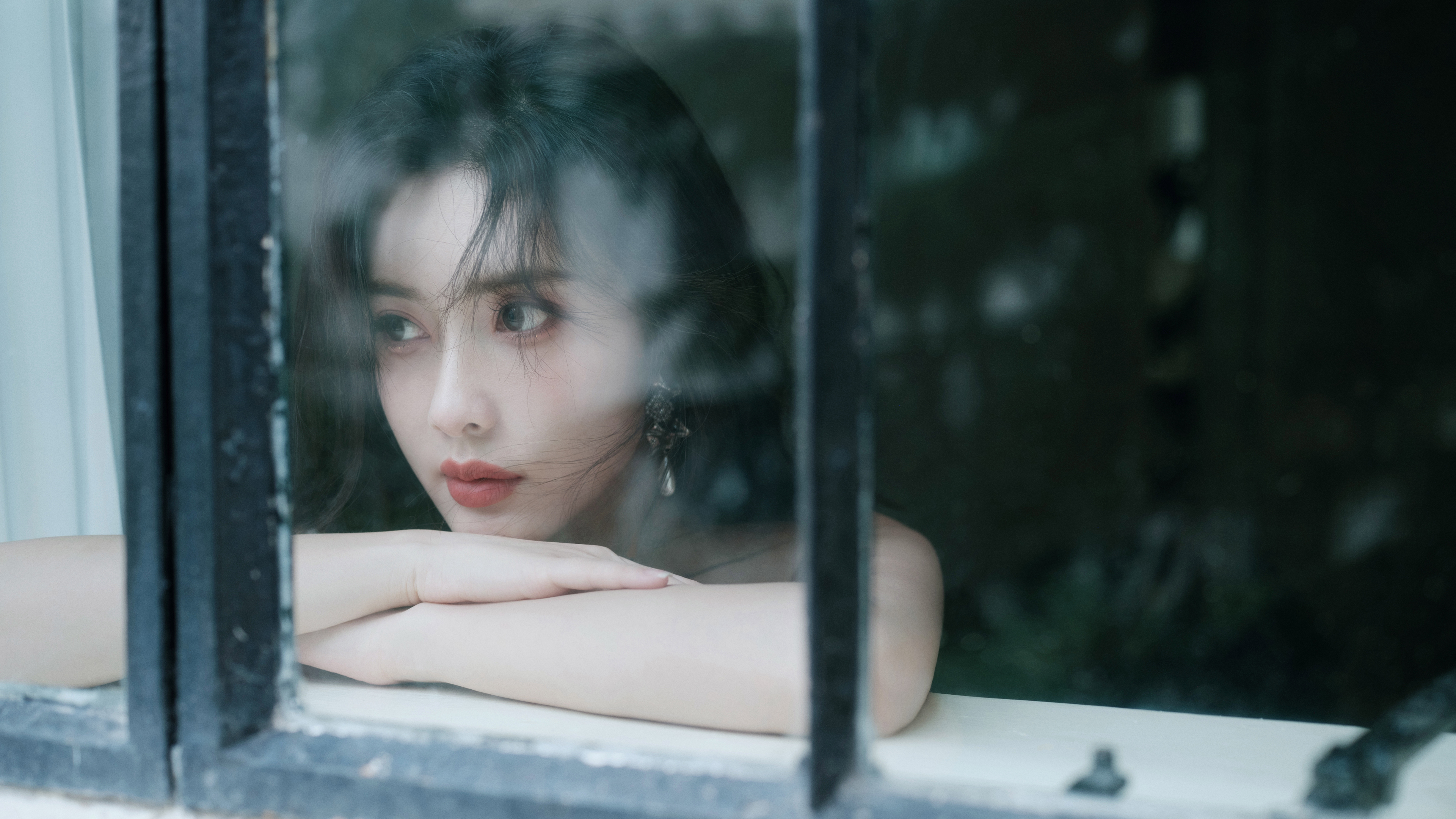 玻璃窗前的漂亮美女孟子