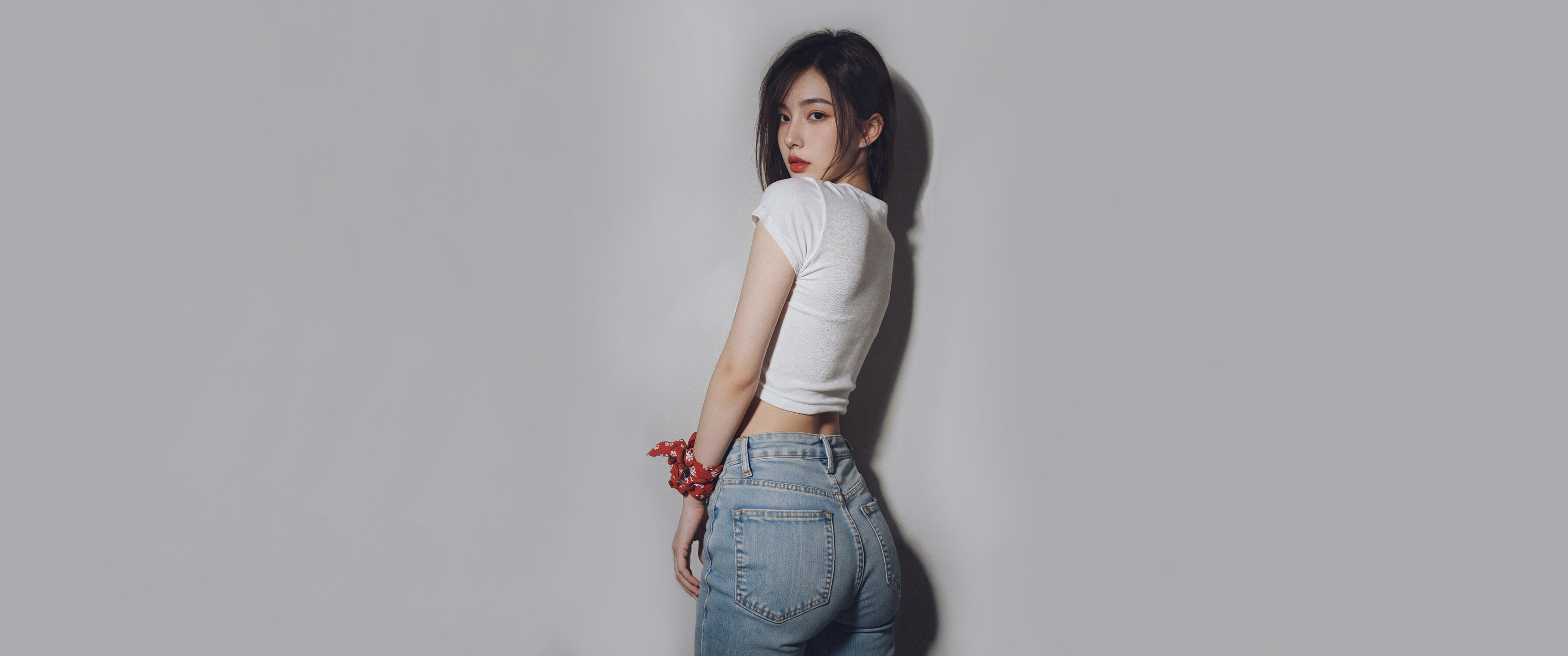 白色衣服 牛仔裤美女侧面 3440x1440带鱼屏壁纸
