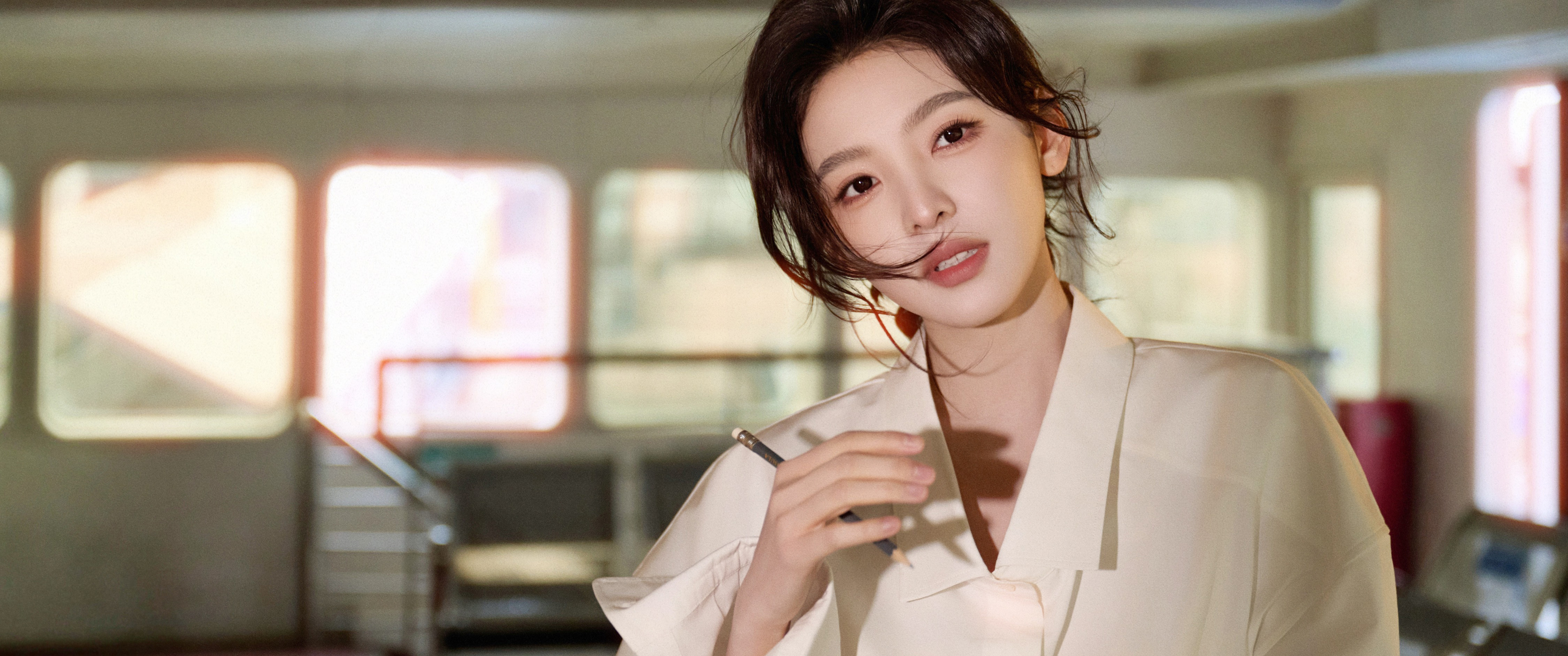 白色衬衫美女章若楠 344