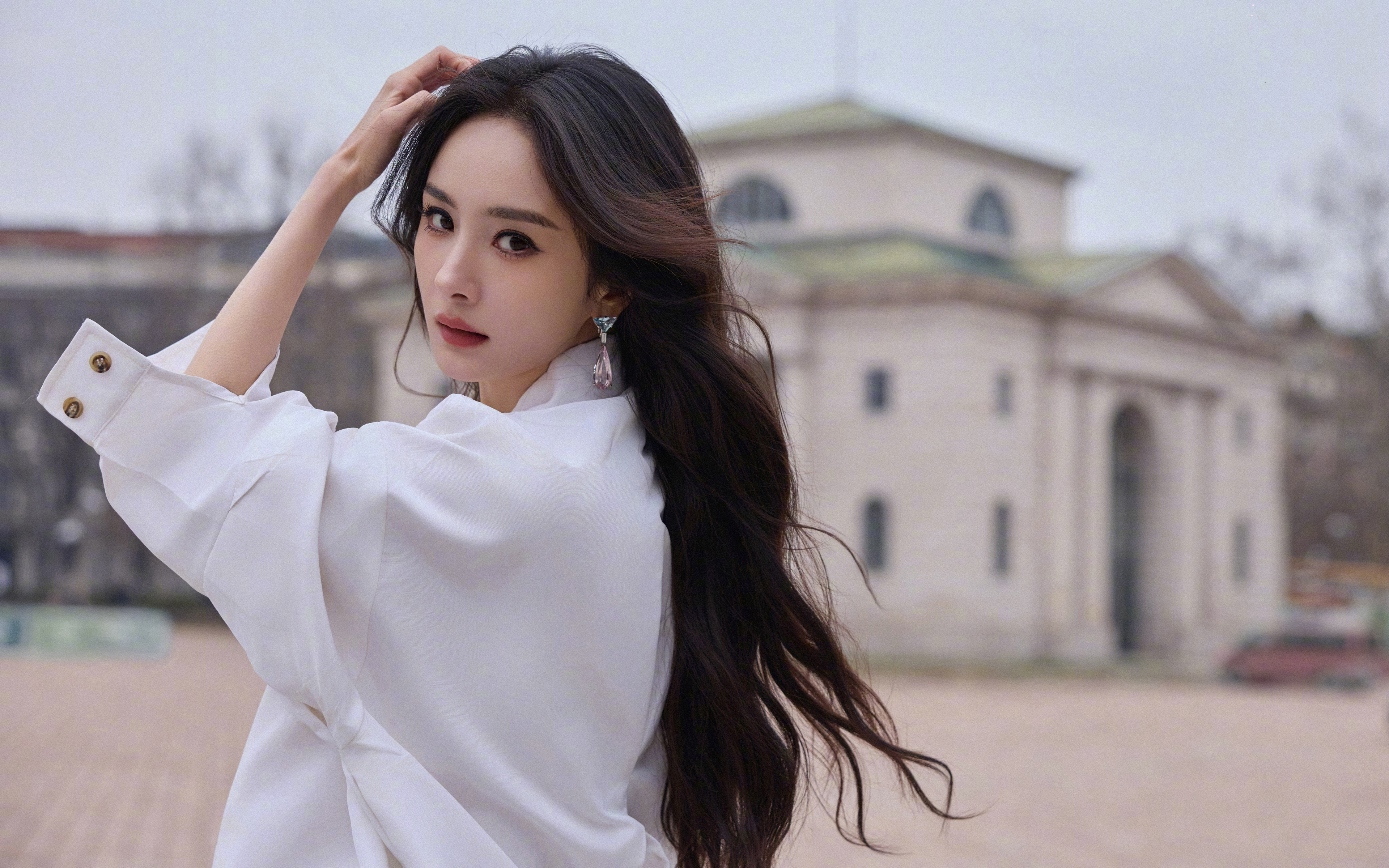 白色衣服美女杨幂 回头 4K电脑壁纸3840x2400